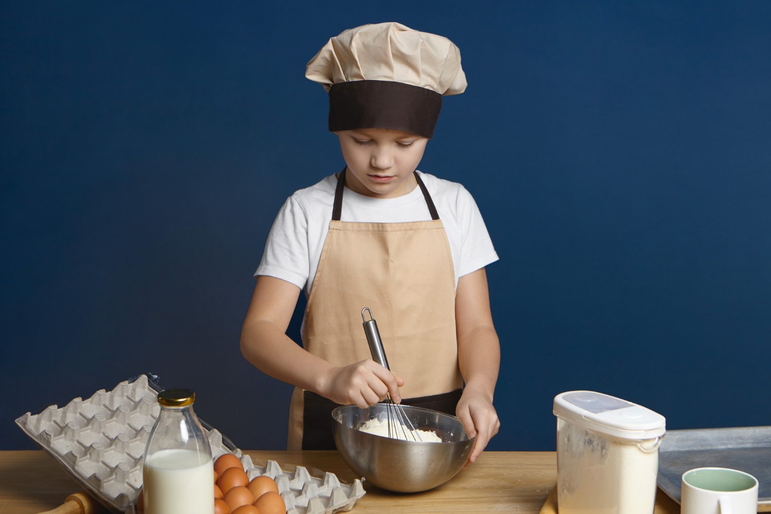 Un garçon occupé à faire de la pâtisserie | Source : Freepik