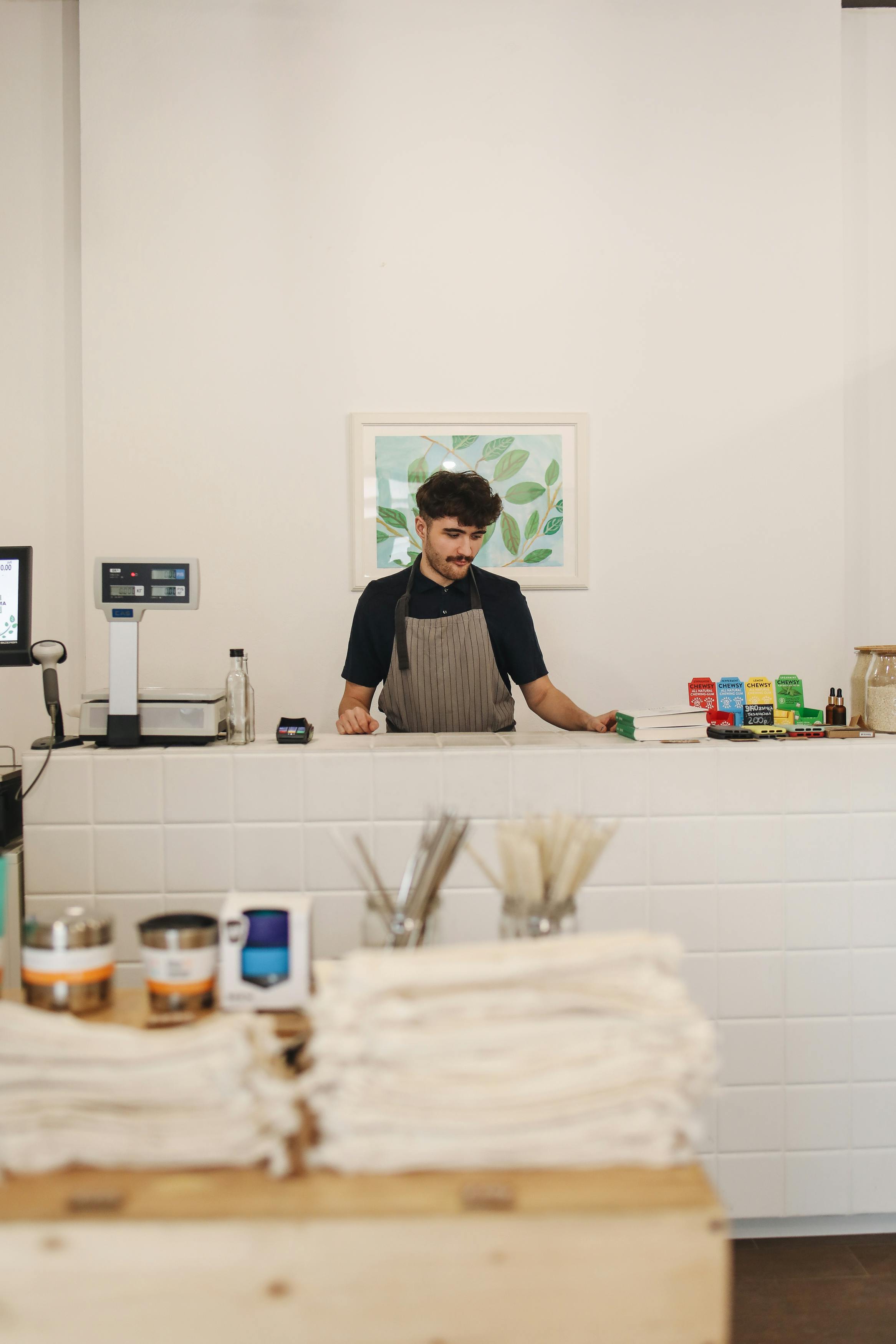 Le propriétaire d'un magasin derrière le comptoir | Source : Pexels