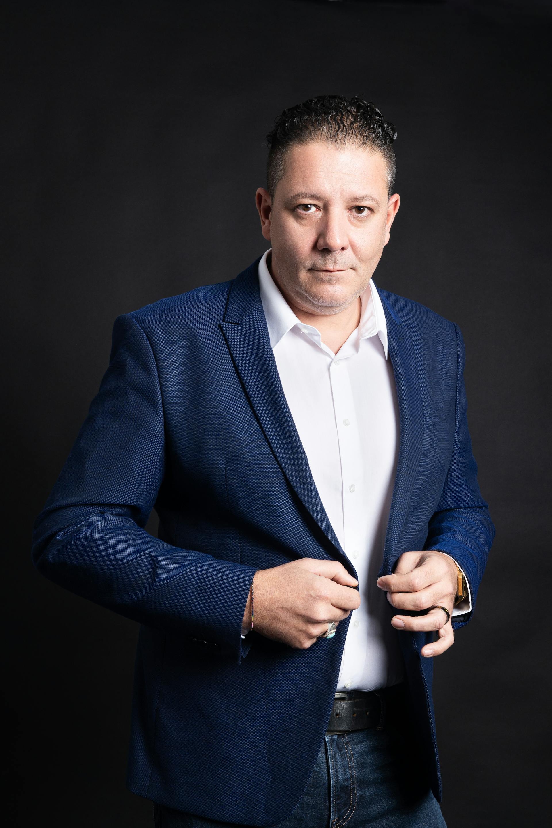 Un homme qui ajuste sa veste | Source : Pexels