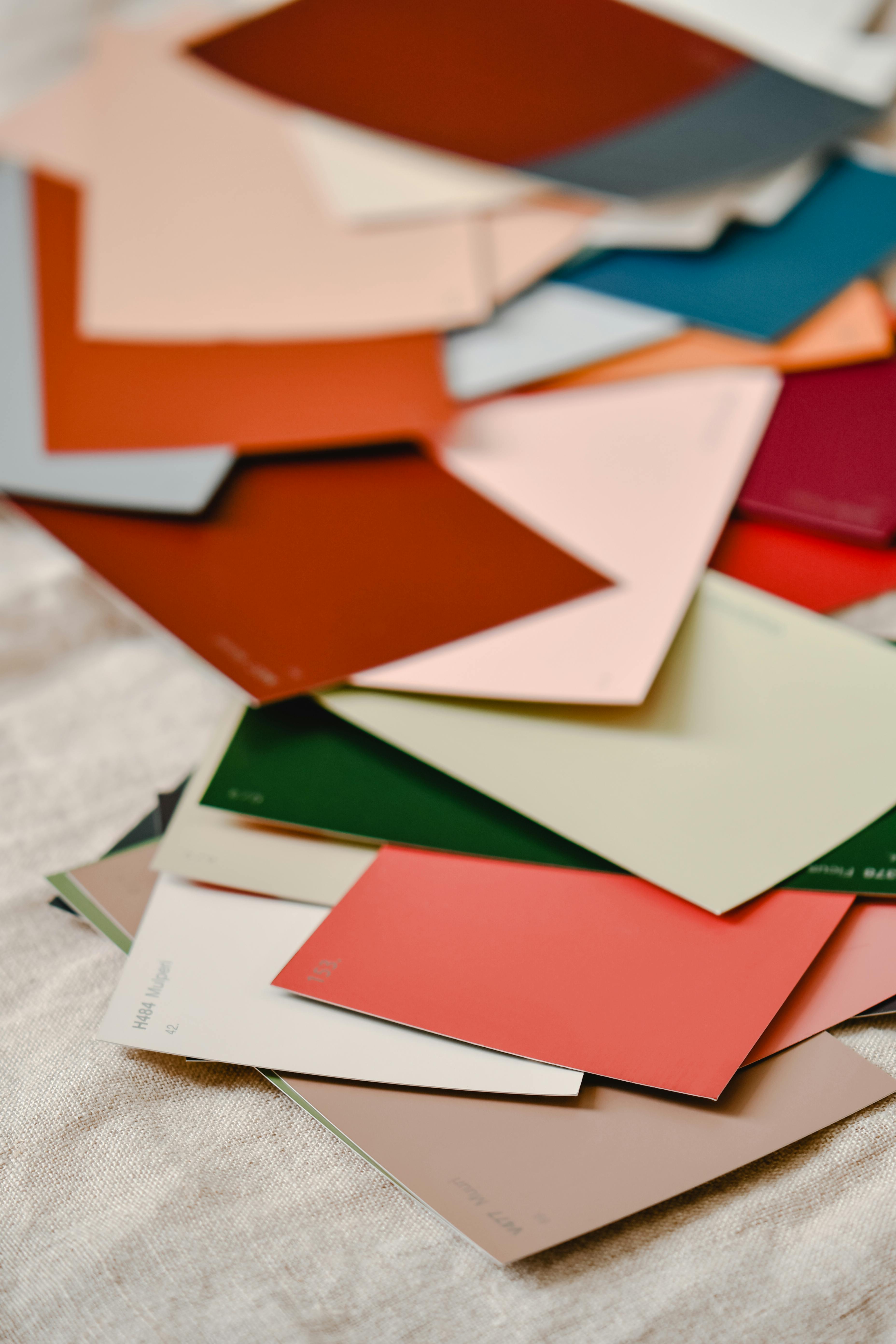 Des échantillons de peinture de différentes couleurs sur une table | Source : Pexels