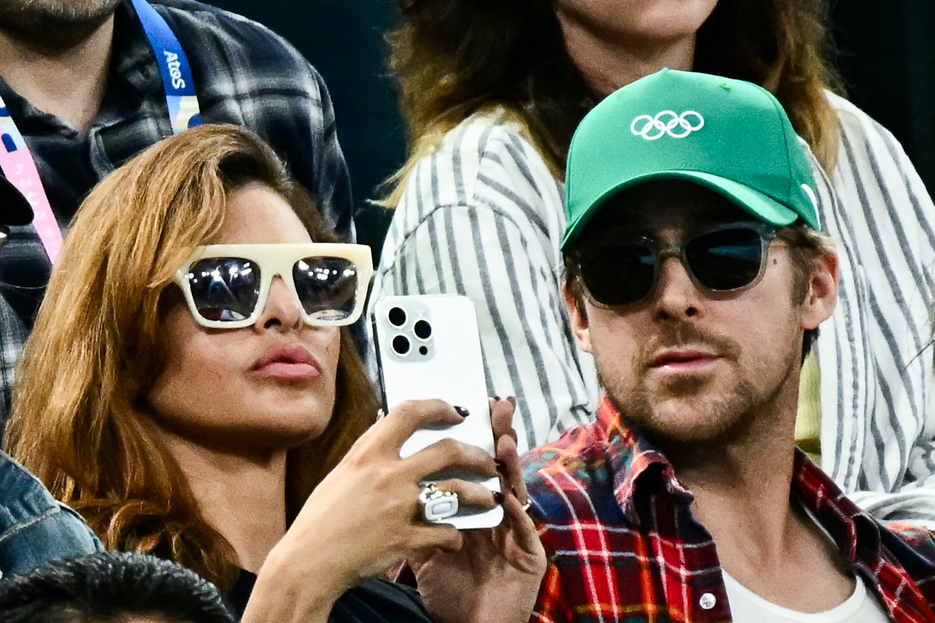 Eva Mendes et Ryan Gosling lors de la finale féminine de gymnastique artistique aux barres asymétriques pendant les Jeux Olympiques de Paris 2024, le 4 août 2024, en France. | Source : Getty Images