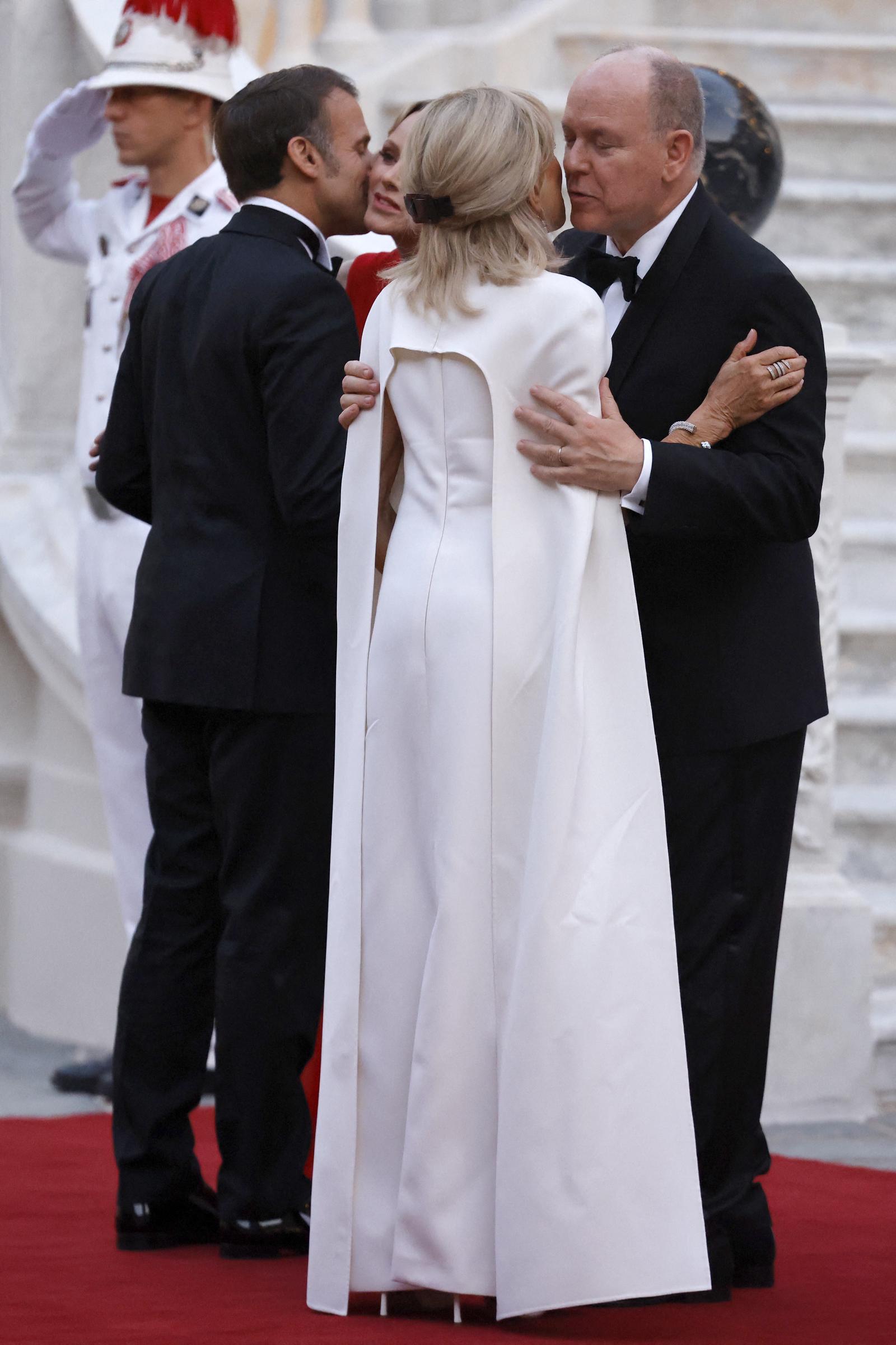 Le prince Albert II de Monaco (à droite) et la princesse Charlène (deuxième à gauche) accueillent le président français Emmanuel Macron (à gauche) et son épouse Brigitte Macron (deuxième à droite) au Palais princier pour un dîner d'État dans le cadre de la visite d'État de deux jours de M. Macron à Monaco avant l'Unoc3, le 7 juin 2025 I Source : Getty Images