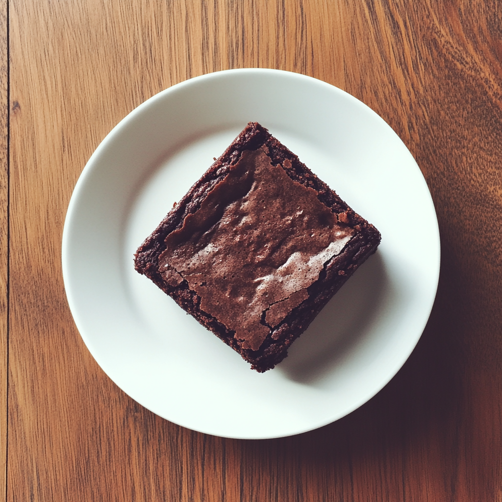 Un brownie sur une assiette | Source : Midjourney