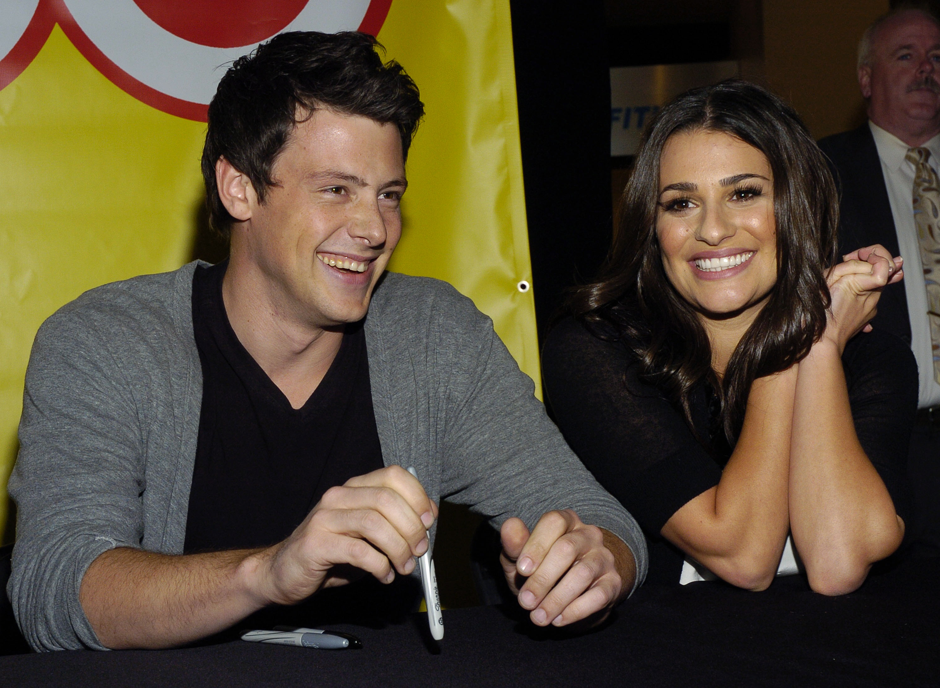 Cory Monteith et Lea Michele font la promotion de « Glee : The Musical Vol. 1 » au Roosevelt Field Mall le 2 novembre 2009, à Garden City, dans l'État de New York. | Source : Getty Images