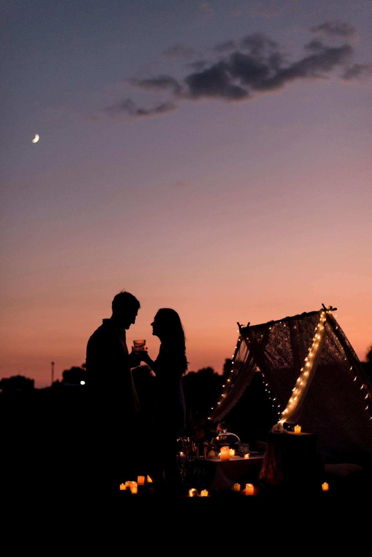 Silhouette d'un couple romantique | Source : Pexels
