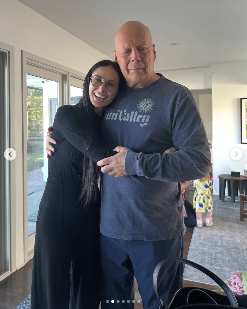 Demi Moore et Bruce Willis en train de partager un câlin. Photo partagée le 19 mars 2025 | Source : Instagram/demimoore