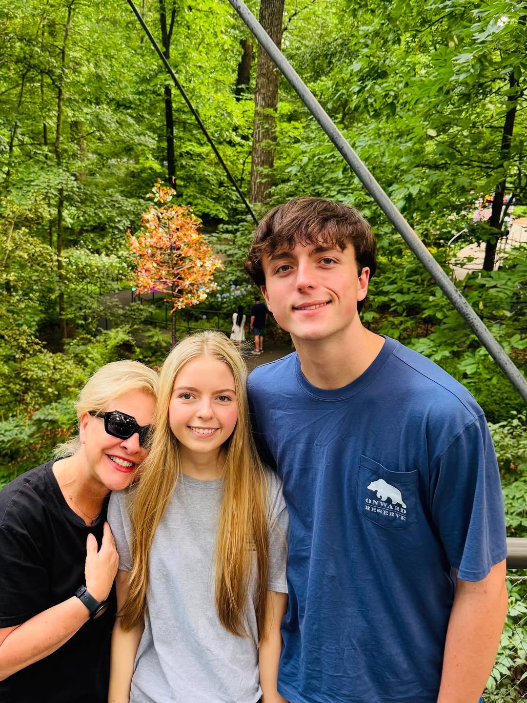 Nancy Grace avec ses jumeaux, d'après une publication datée du 1er juin 2025. | Source : Instagram/thenancygrace