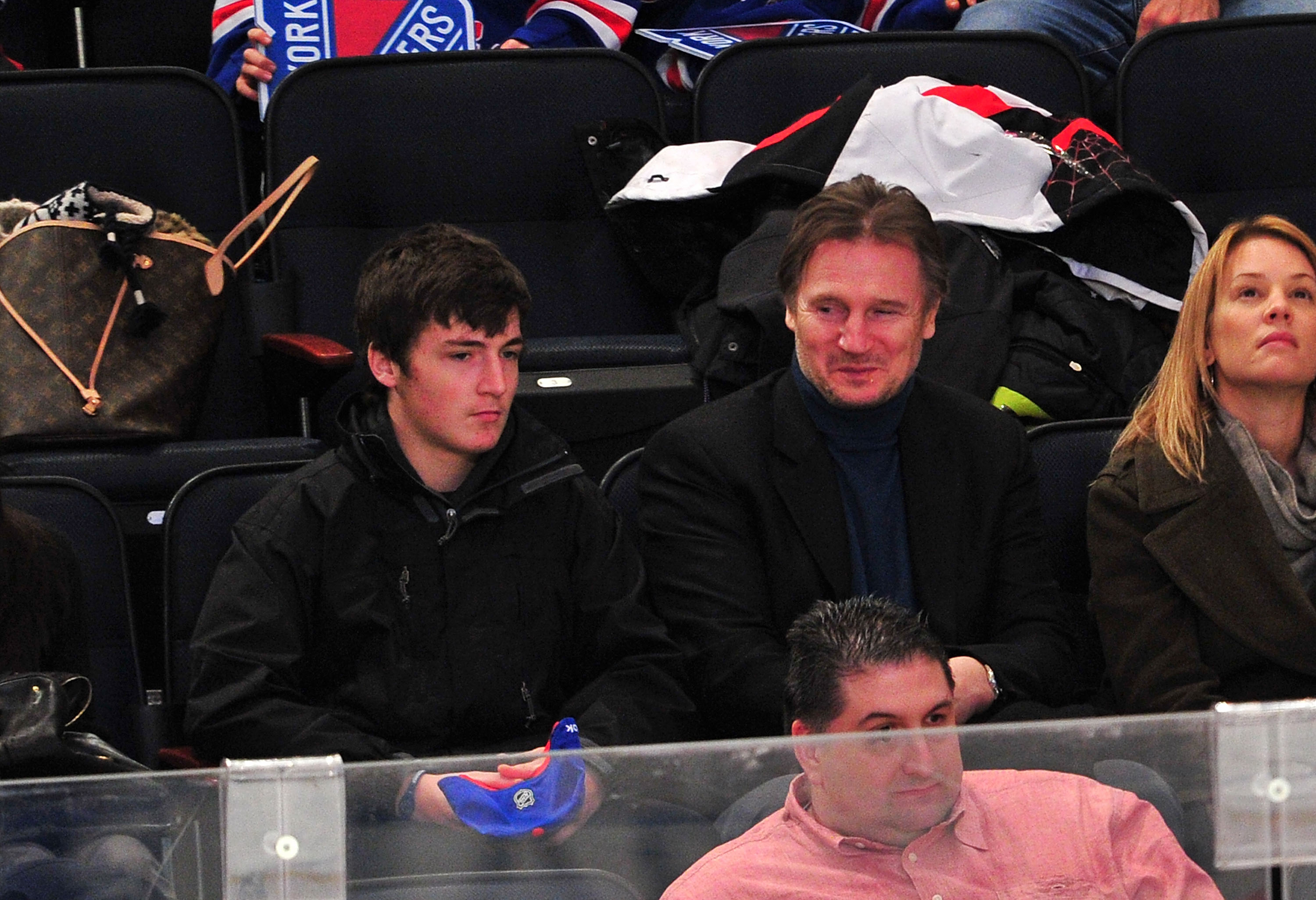 Daniel et Liam Neeson assistent au match opposant les Washington Capitals aux New York Rangers le 12 février 2012 | Source : Getty Images