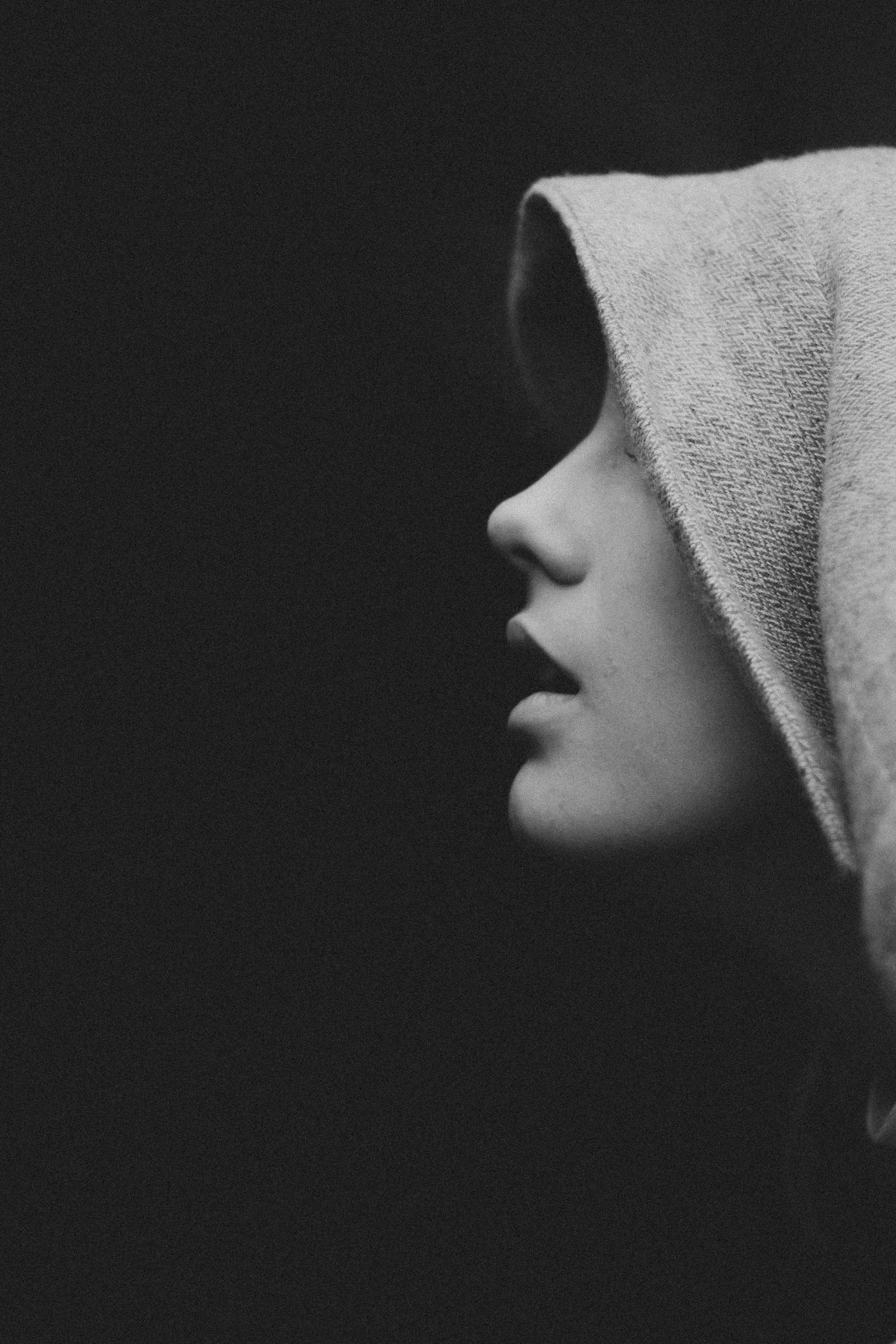 Photo en niveaux de gris d'une jeune femme en sweat à capuche | Source : Pexels