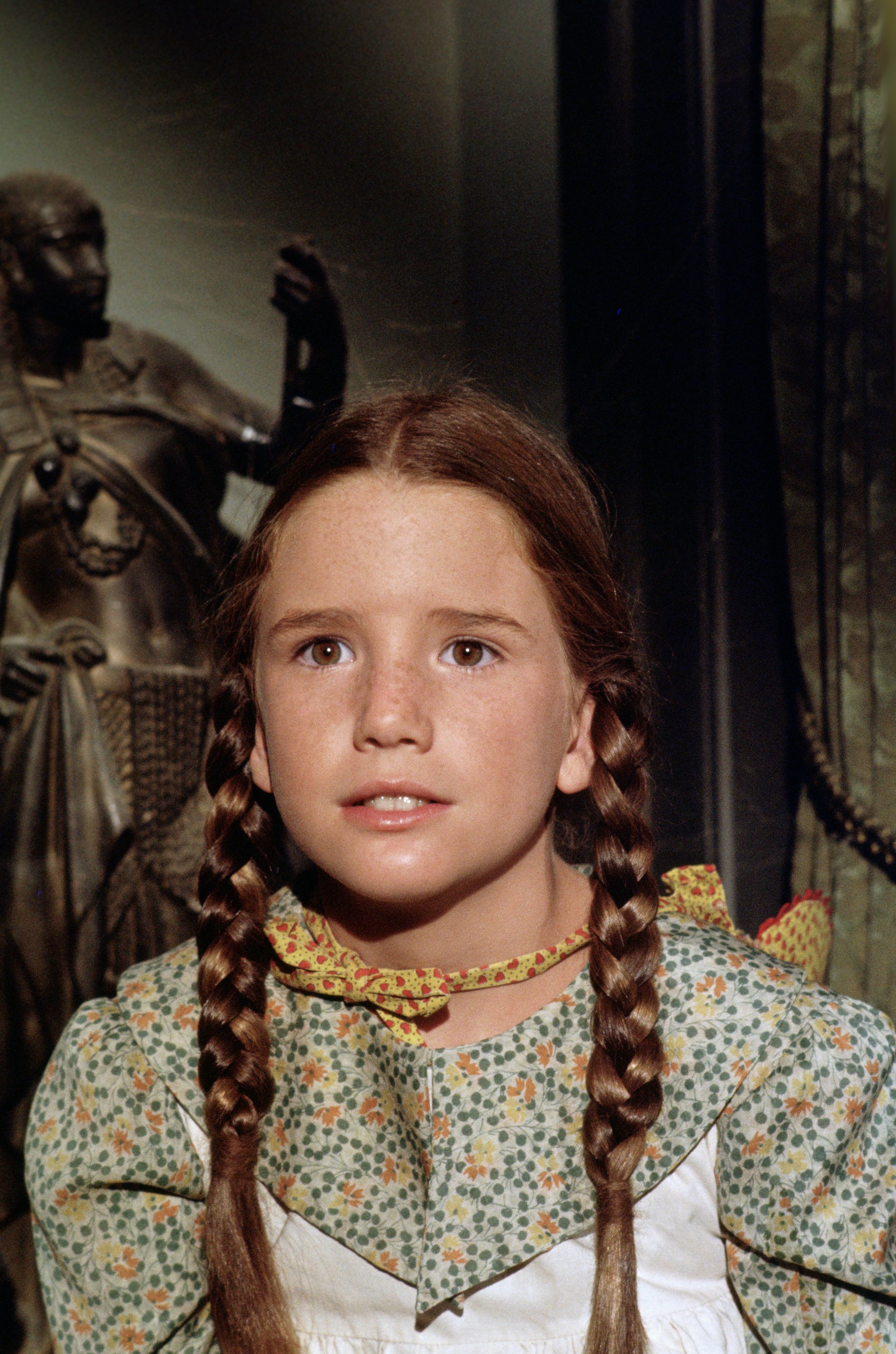 La jeune actrice dans le rôle de Laura Elizabeth Ingalls Wilder sur le tournage de « La Petite Maison dans la prairie » en 1975 | Source : Getty Images