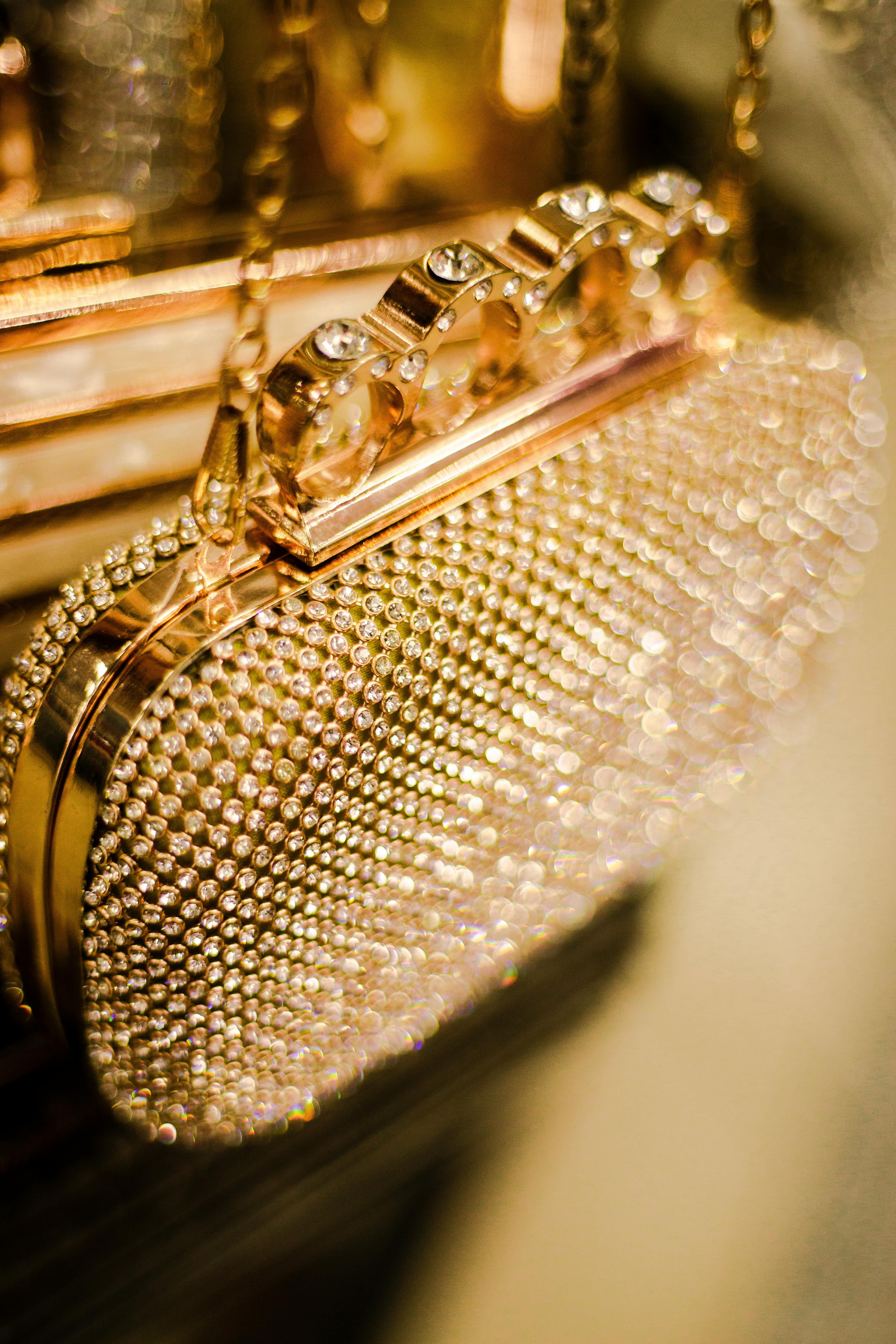 Une pochette dorée | Source : Pexels