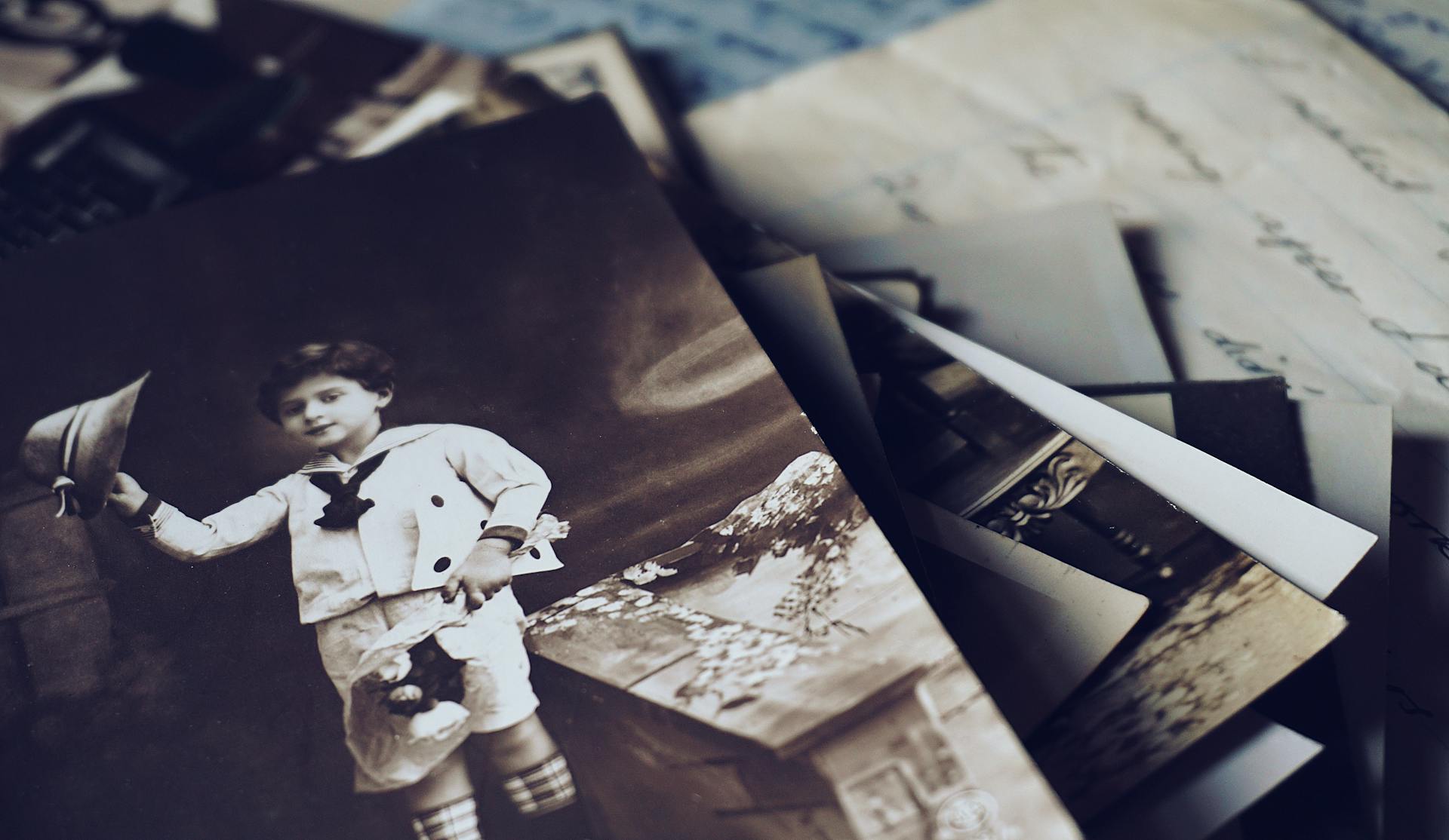 Vieilles photographies et lettres | Source : Pexels