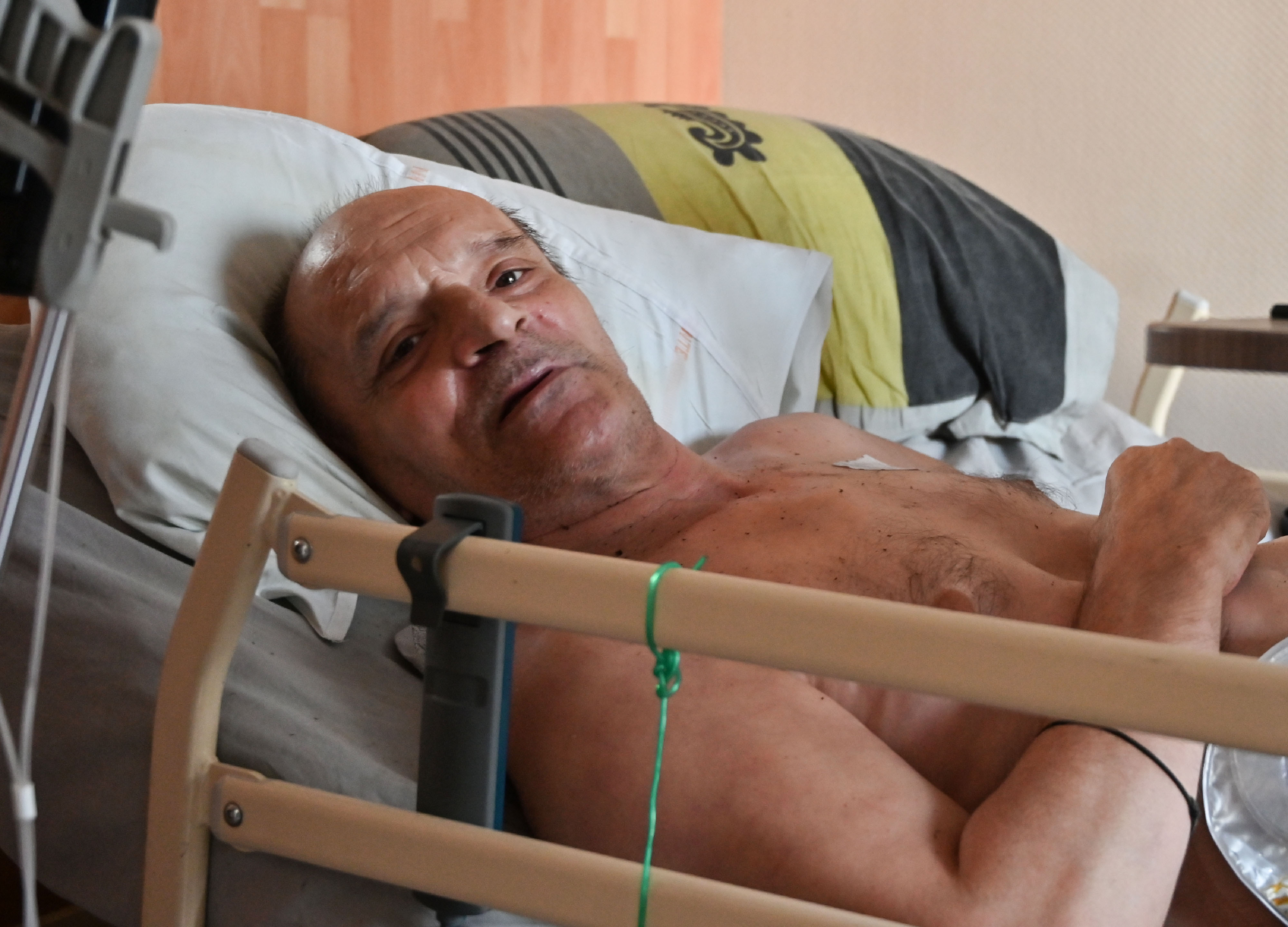 Alain Cocq, atteint d'une maladie rare du sang, repose sur son lit médicalisé le 12 août 2020 dans son appartement de Dijon, dans le nord-est de la France I Source :  Getty Images