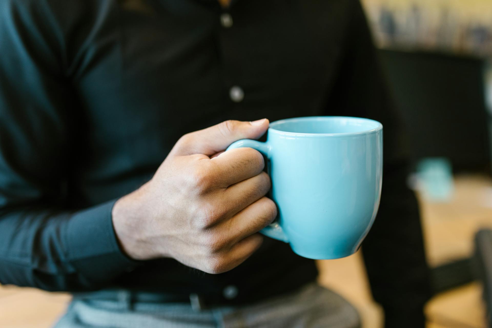 Un homme tenant une tasse de thé | Source : Pexels