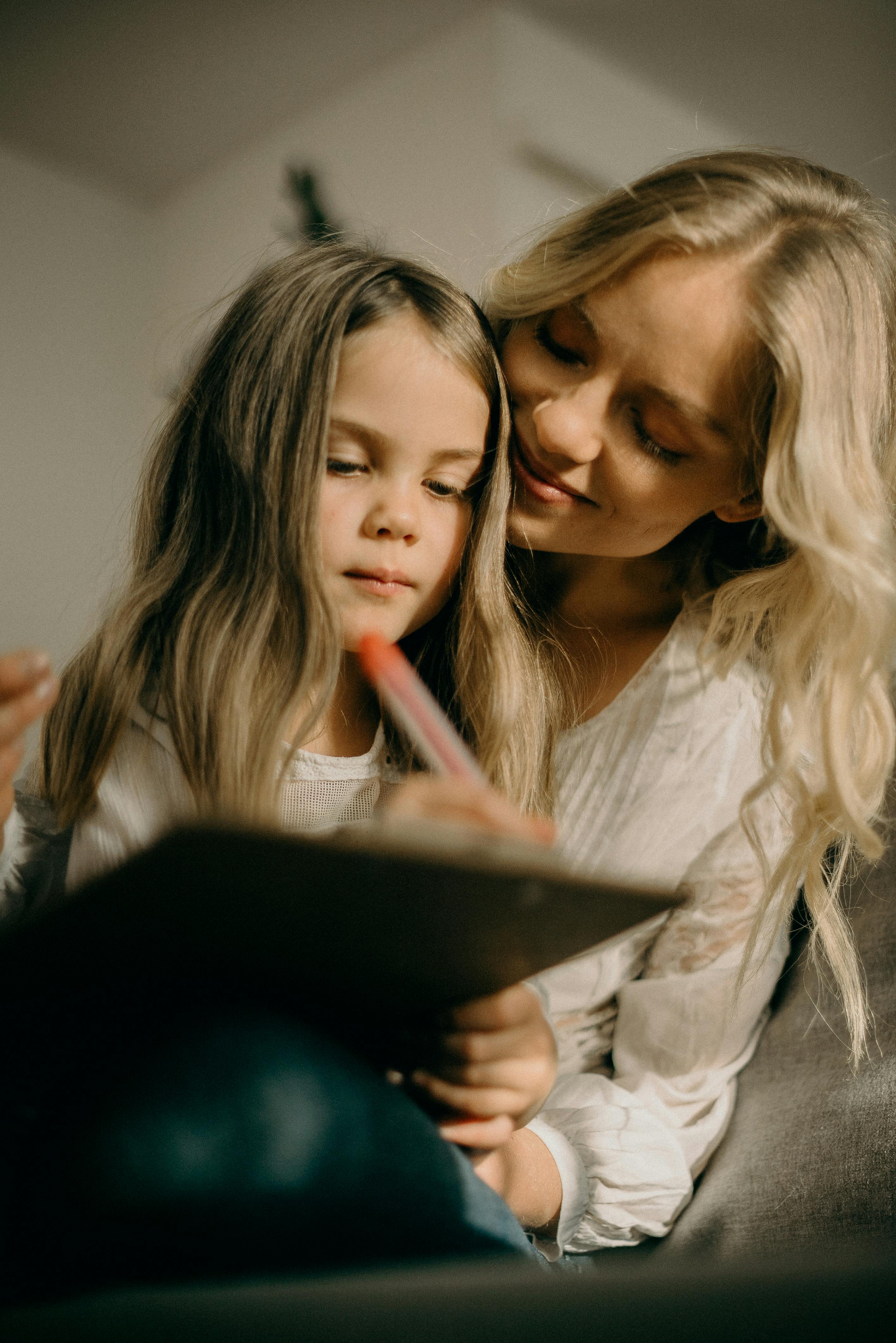 Une petite fille avec sa mère | Source : Pexels