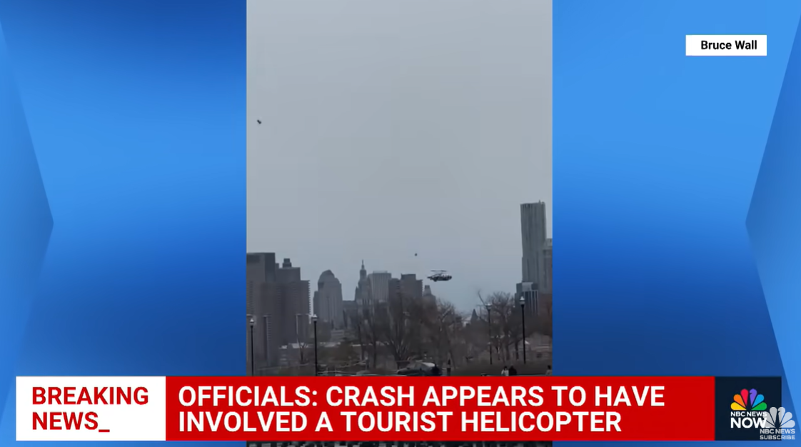L'avion descend le nez en avant dans une spirale rapide et incontrôlée, quelques secondes avant de toucher l'eau | Source : YouTube/NBCNews