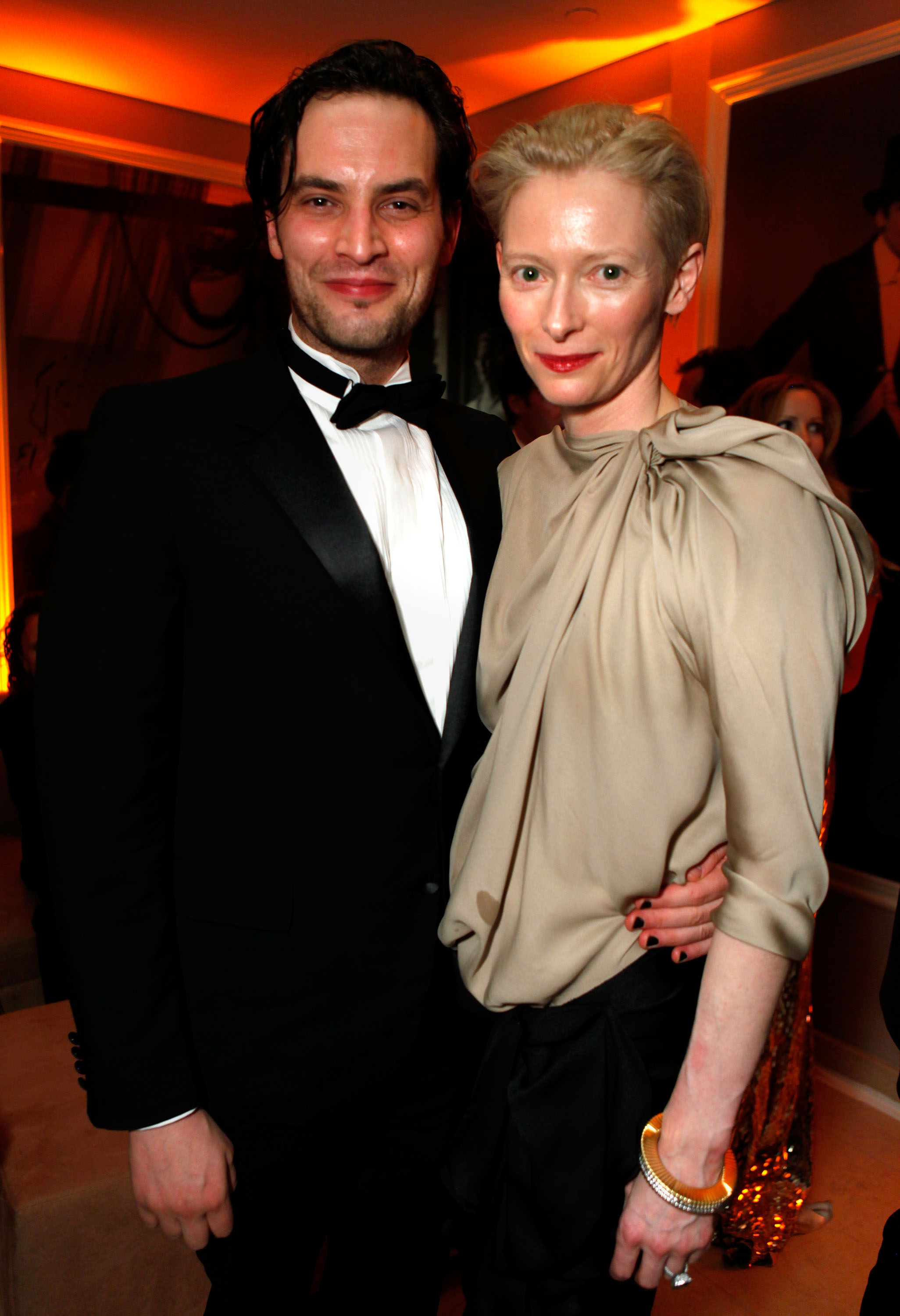 Sandro Kopp et Tilda Swinton lors de la soirée Vanity Fair Oscar 2009, le 22 février à West Hollywood, en Californie. | Source : Getty Images