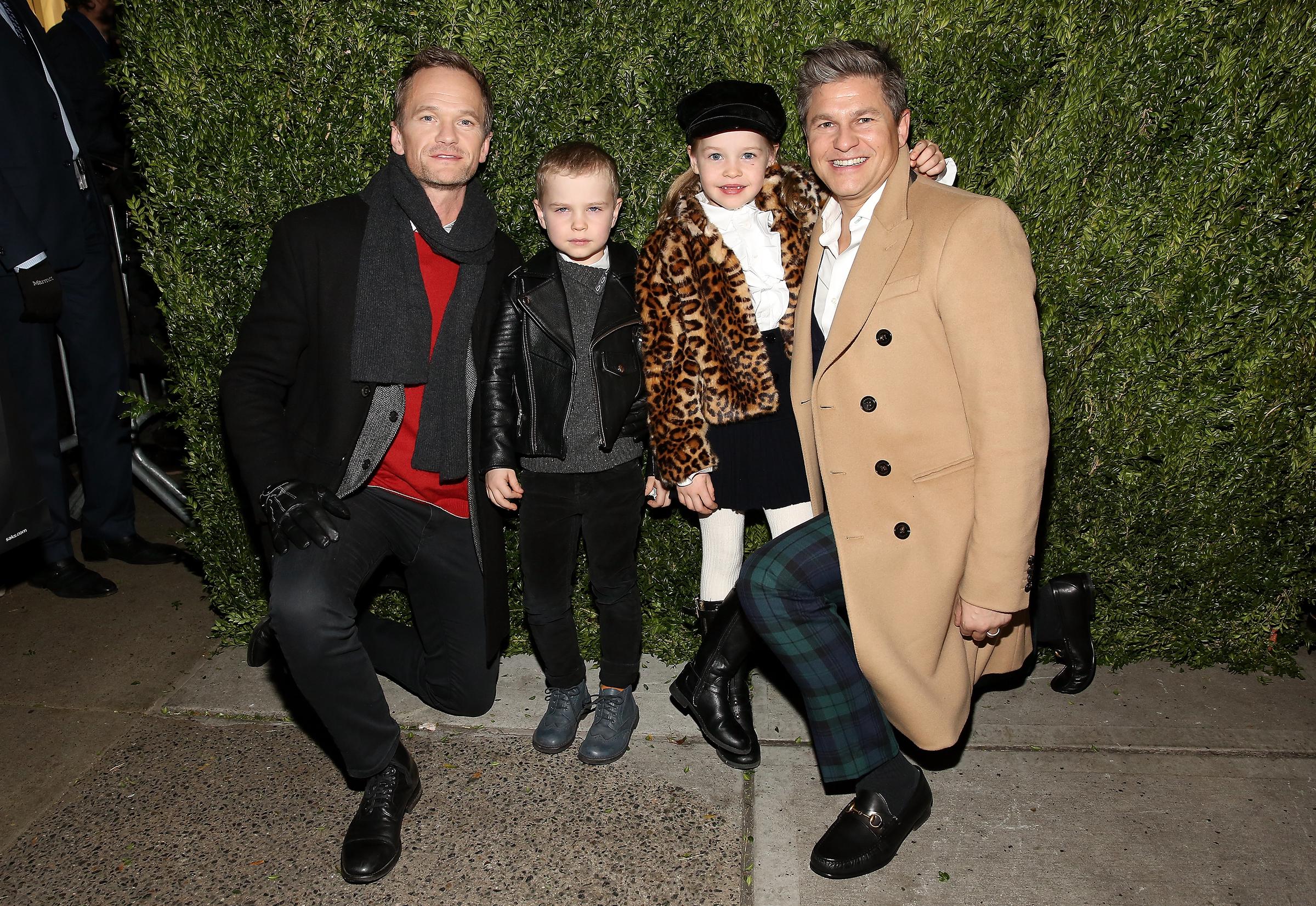 Neil Patrick Harris et David Burtka avec leurs jumeaux, Gideon Scott et Harper Grace Burtka-Harris, lors du dévoilement des vitrines de Noël et du spectacle lumineux de Saks Fifth Avenue 2017, le 20 novembre à New York. | Source : Getty Images
