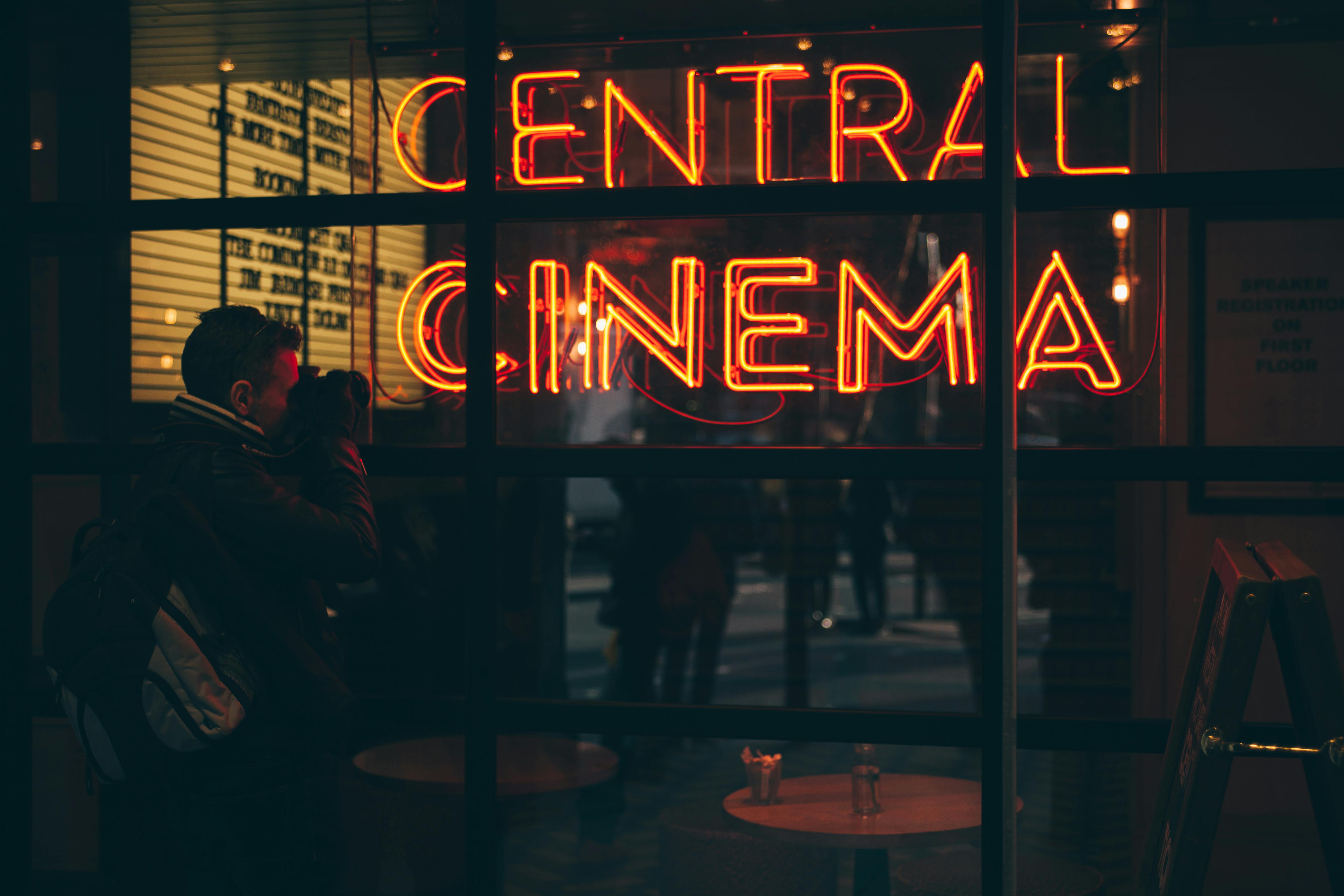 Enseigne LED orange « Central Cinema » | Source : Pexels