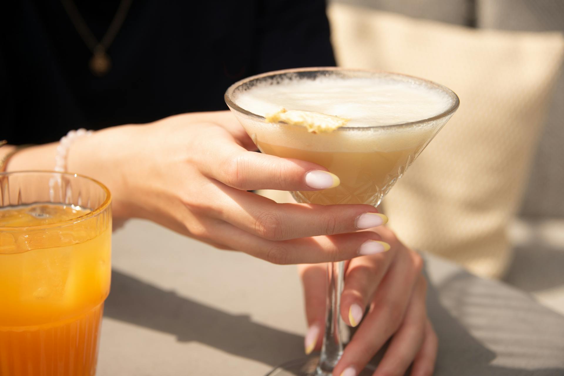 Une femme tenant une boisson rafraîchissante | Source : Pexels