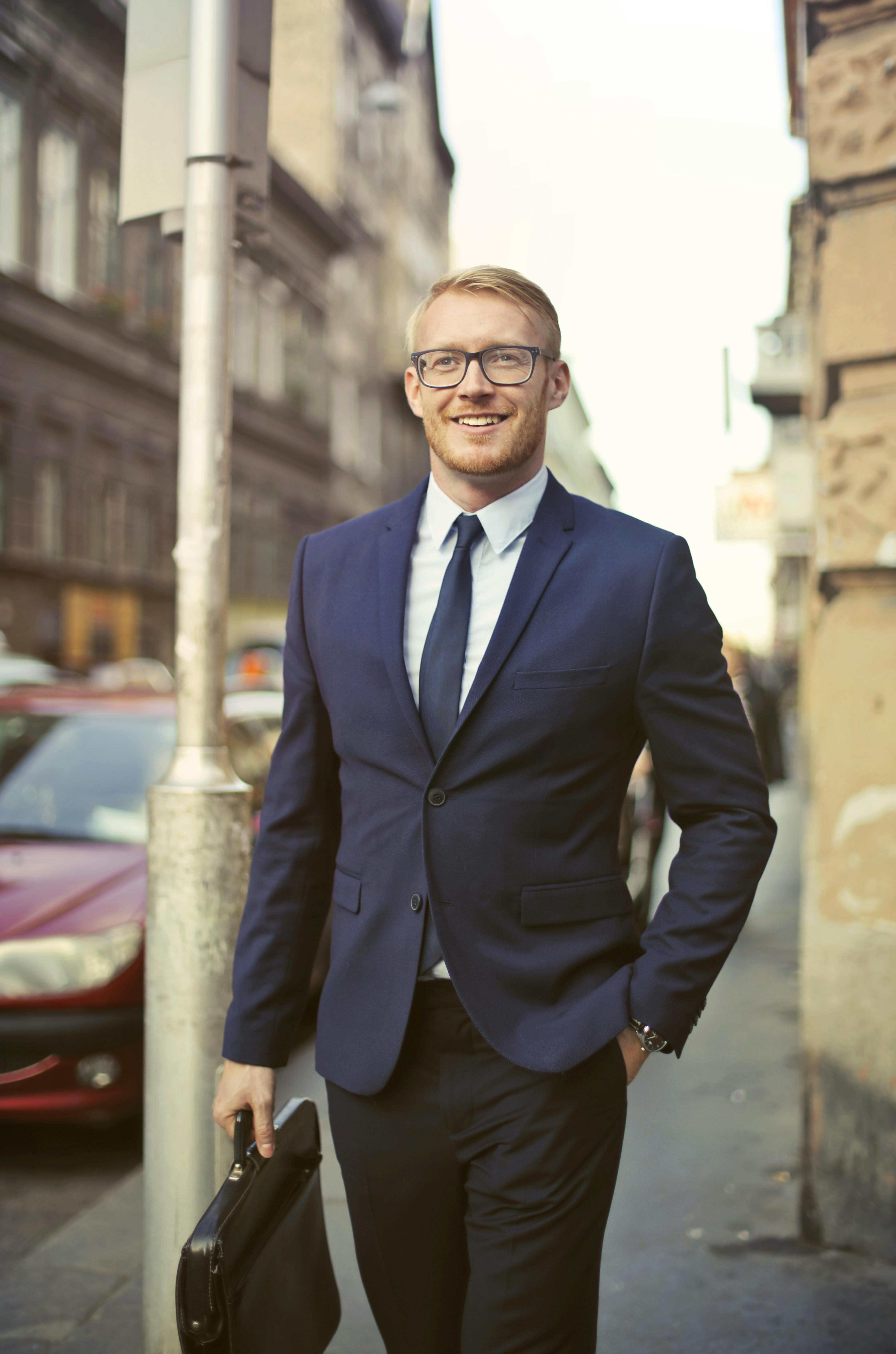 Un homme marchant avec une mallette | Source : Pexels