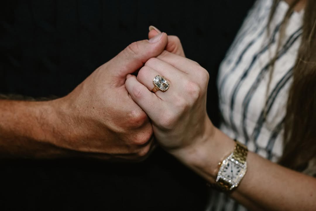 Taylor Swift et Travis Kelce se tenant la main, exhibant sa bague de fiançailles de style vintage. Photo publiée le 26 août 2025 | Source : Instagram/taylorswift