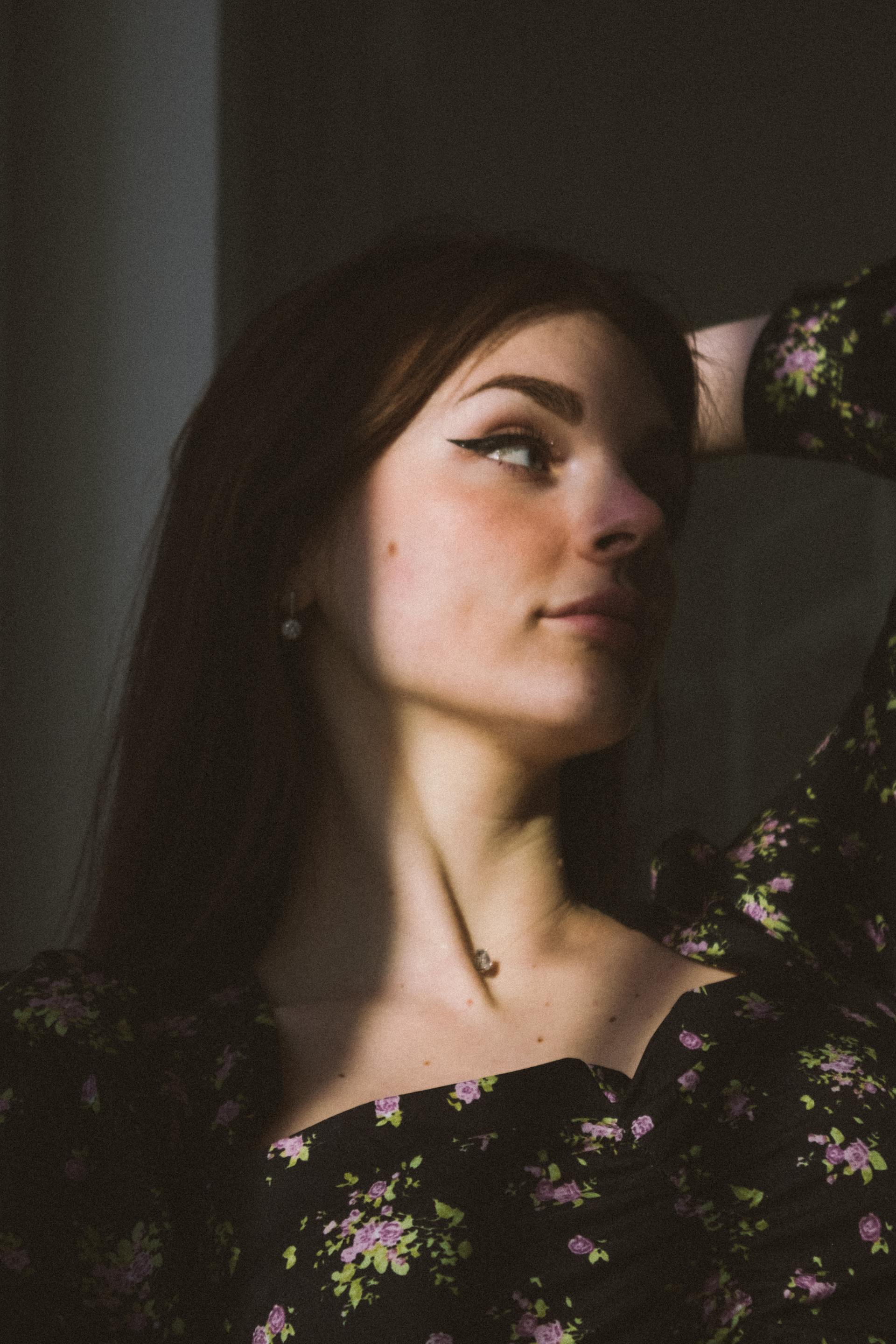 Une femme qui jette un coup d'œil de côté | Source : Pexels