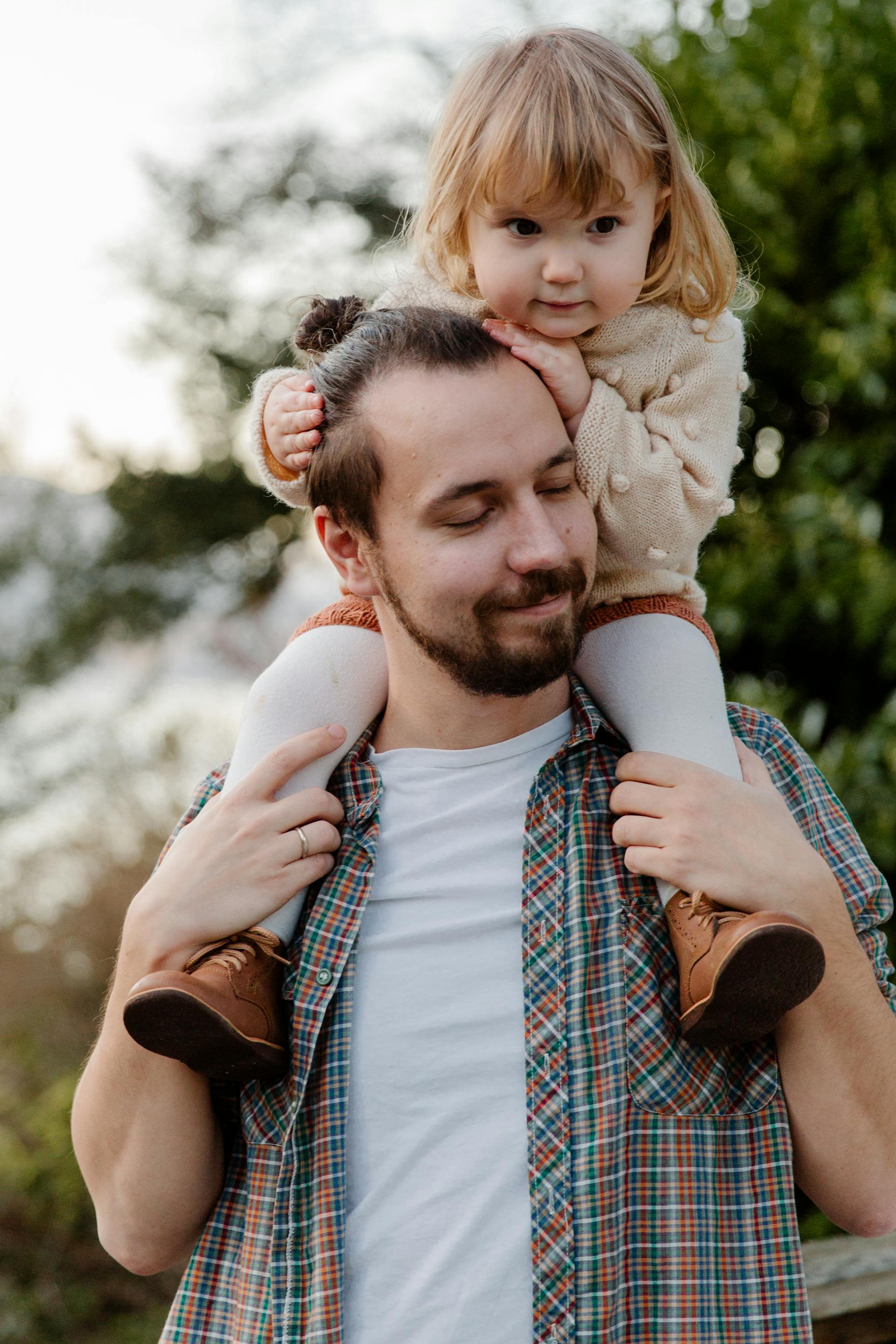 Un père portant sa fille | Source : Pexels