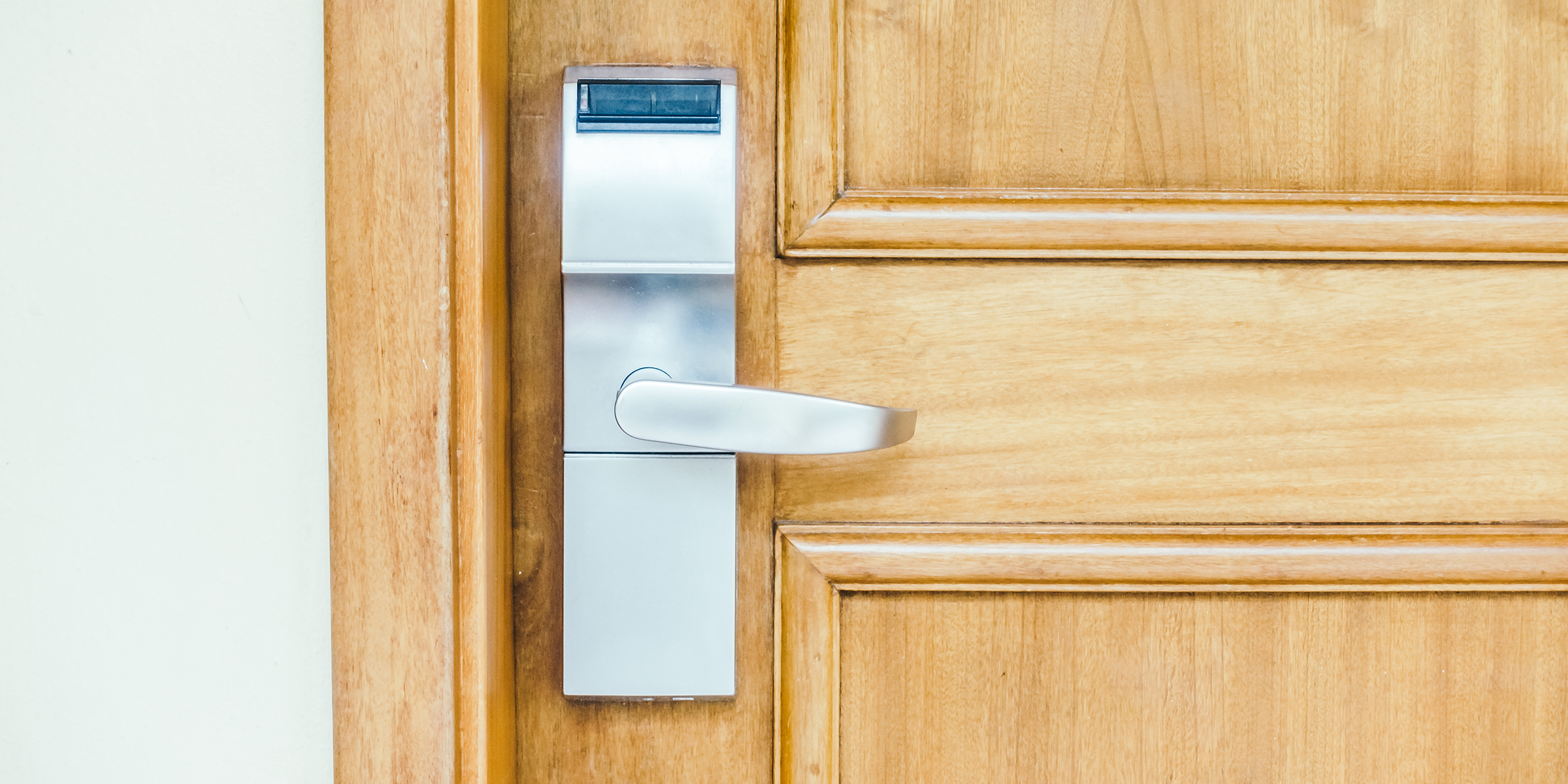 Une poignée de porte en métal | Source : Shutterstock