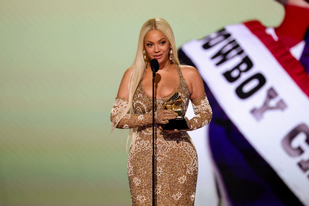 Beyoncé reçoit le prix du meilleur album country pour "COWBOY CARTER" sur scène lors de la 67e cérémonie des Grammy Awards à la Crypto.com Arena, le 2 février 2025 à Los Angeles, Californie. | Source : Getty Images