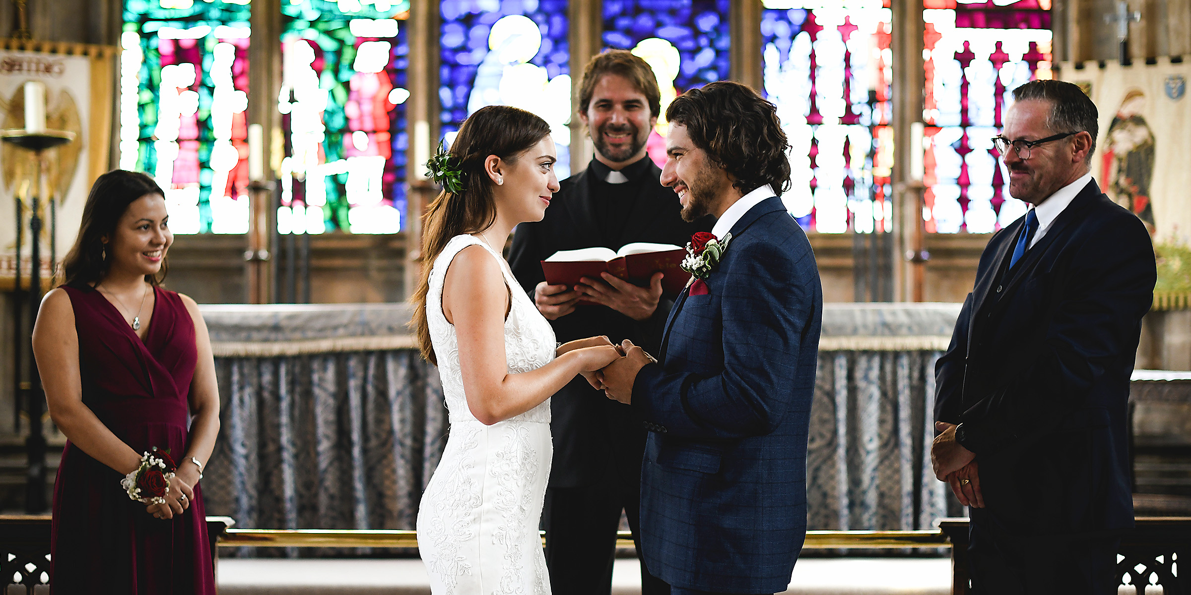 Un couple devant l'autel | Source : Shutterstock