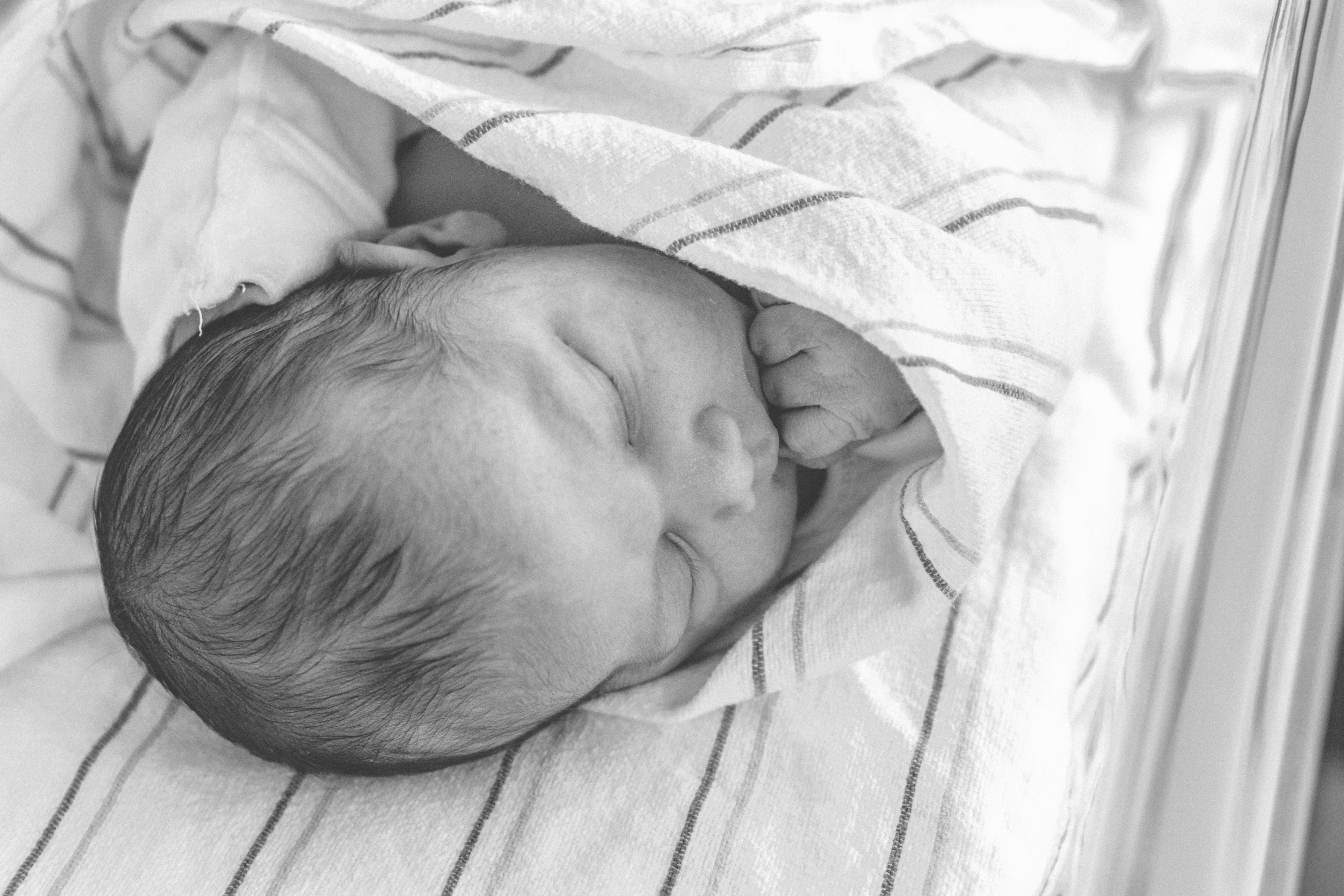 Un bébé emmailloté | Source : Pexels