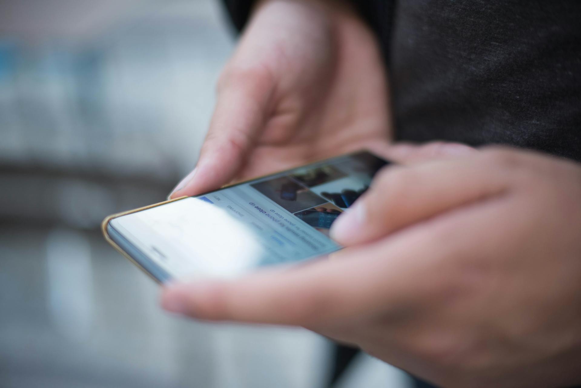 Un homme tenant son téléphone | Source : Pexels