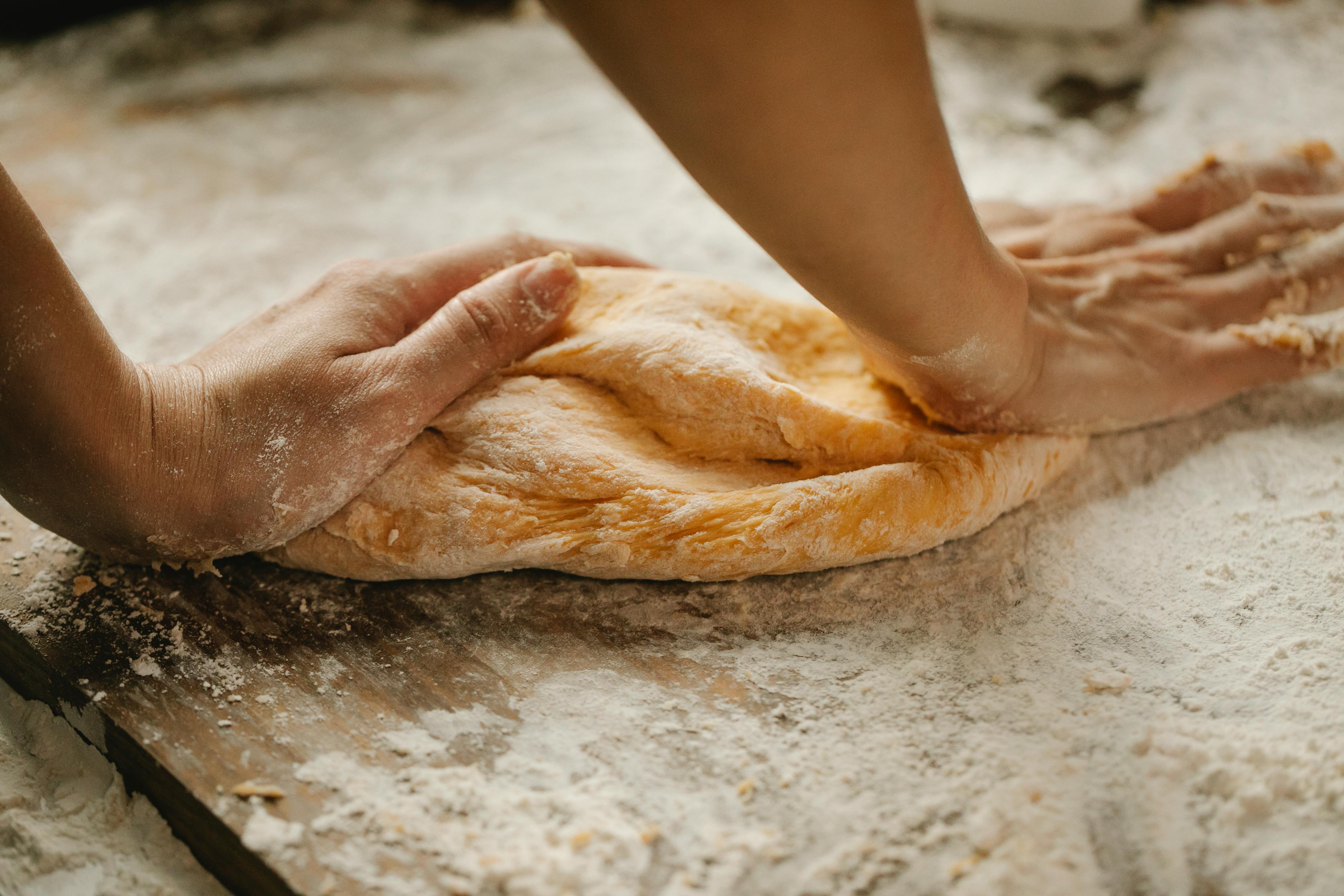Les mains d'une femme pétrissant de la pâte | Source : Pexels