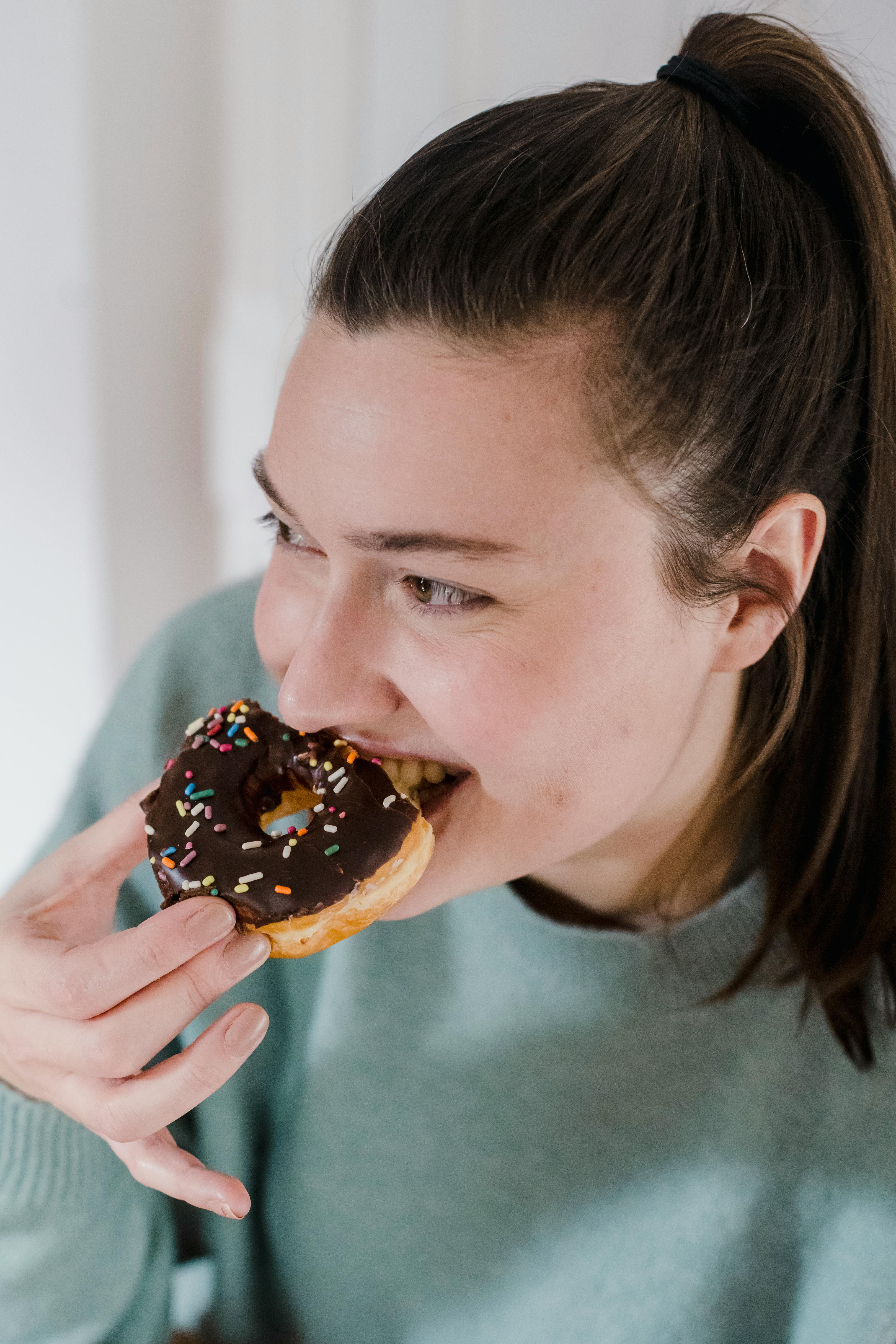 Une femme mangeant une pâtisserie | Source : Pexels