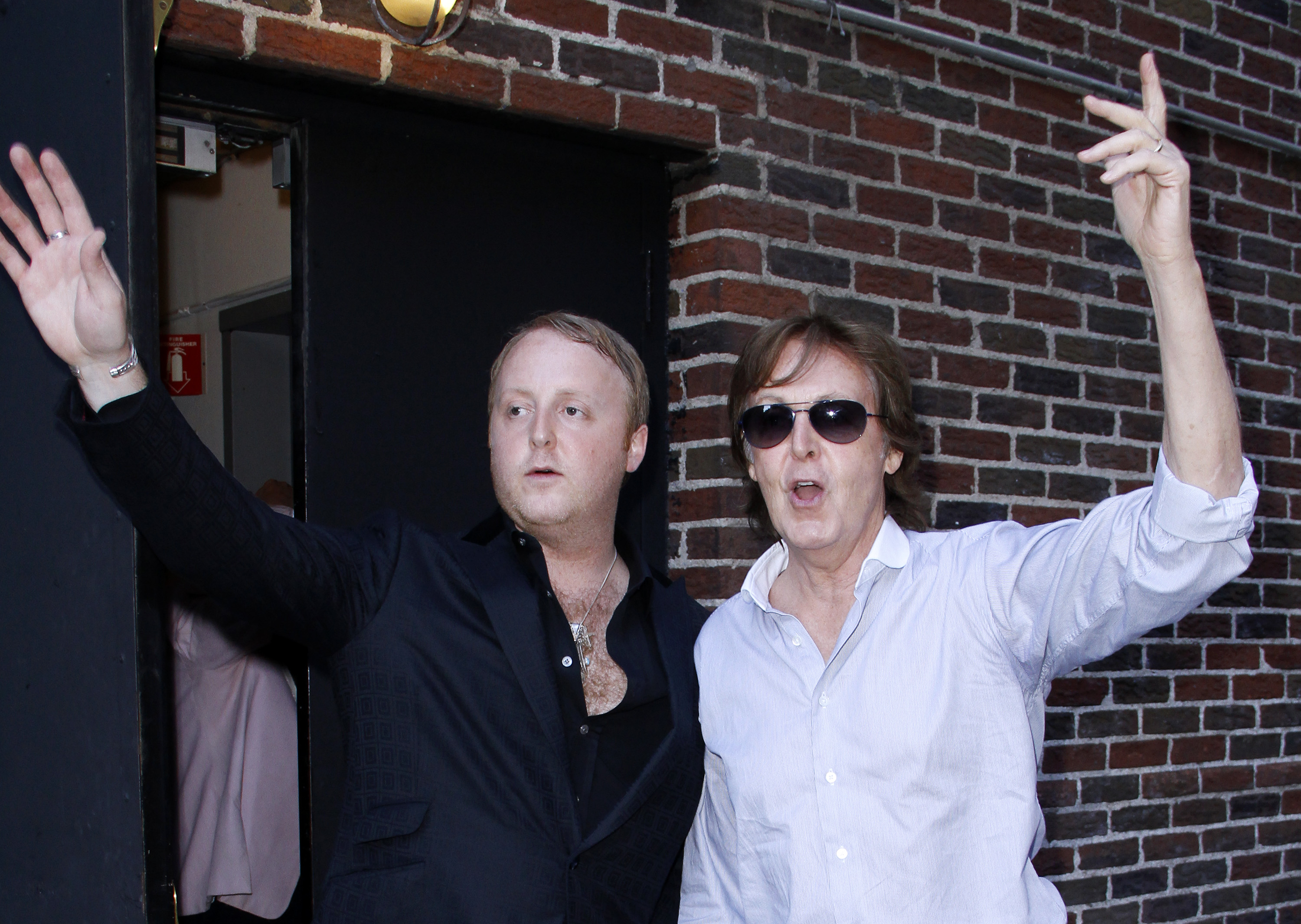 Paul McCartney et son fils James à l'extérieur du théâtre Ed Sullivan après avoir participé au ''Late Show with David Letterman'' à New York le 29 juillet 2013 | Source : Getty Images