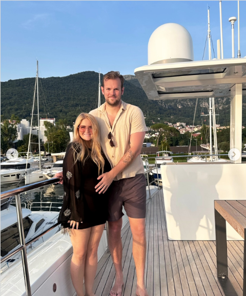 Morgan McGlynn Carr avec son mari, en date du 2 décembre 2024 | Source : Instagram/morgancheeses