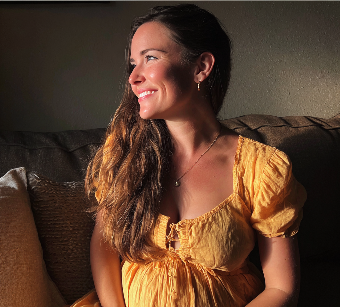 Une femme enceinte assise sur un canapé | Source : Midjourney