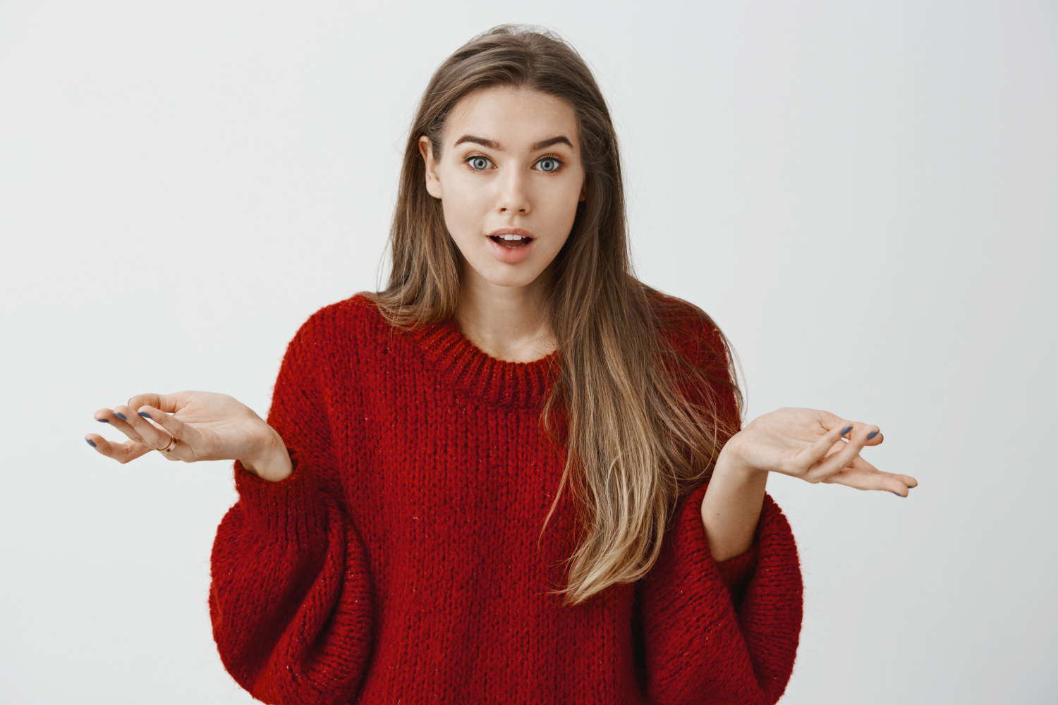 Une femme haussant les épaules | Source : Freepik
