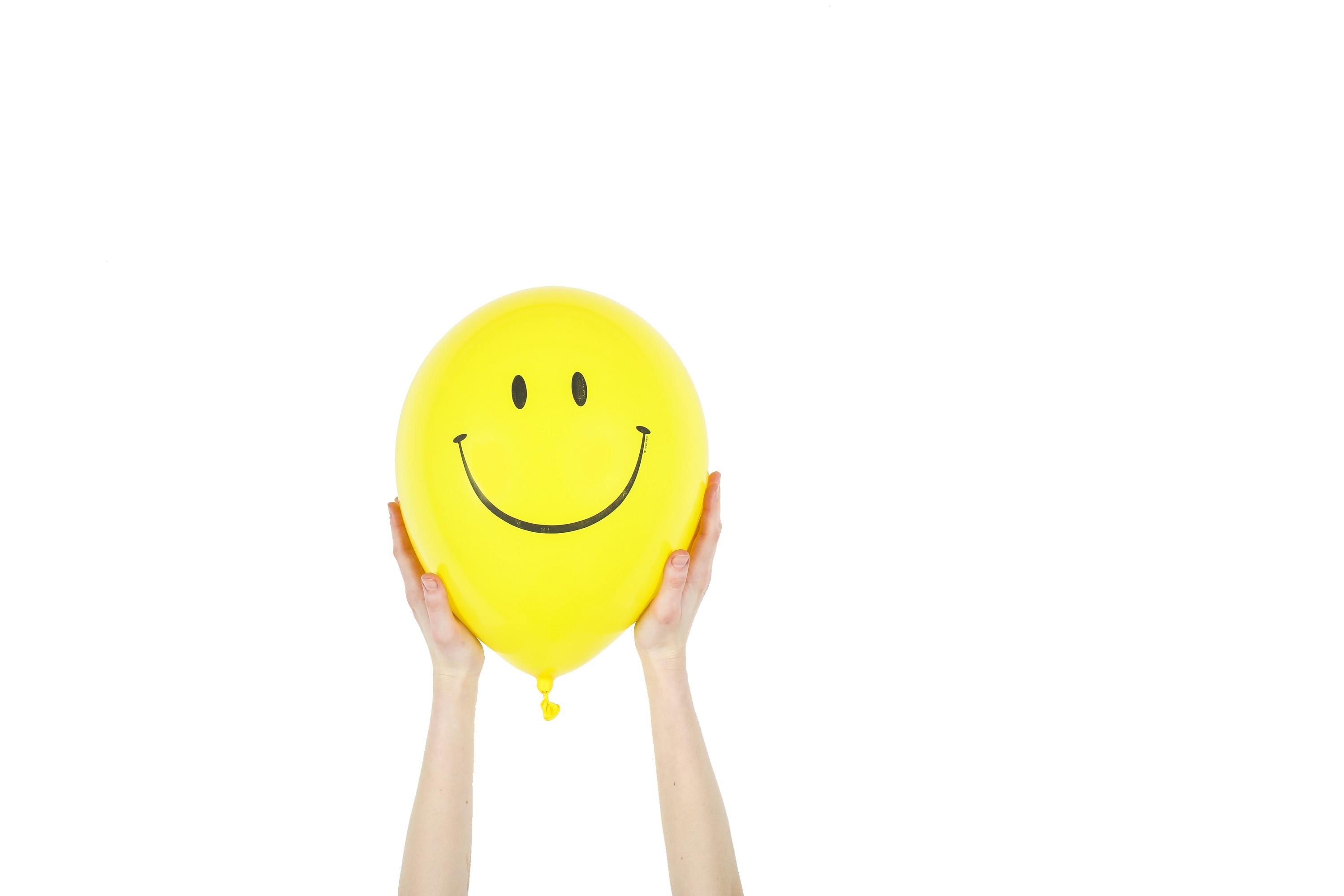 Quelqu'un tenant un gros ballon jaune | Source : Pexels