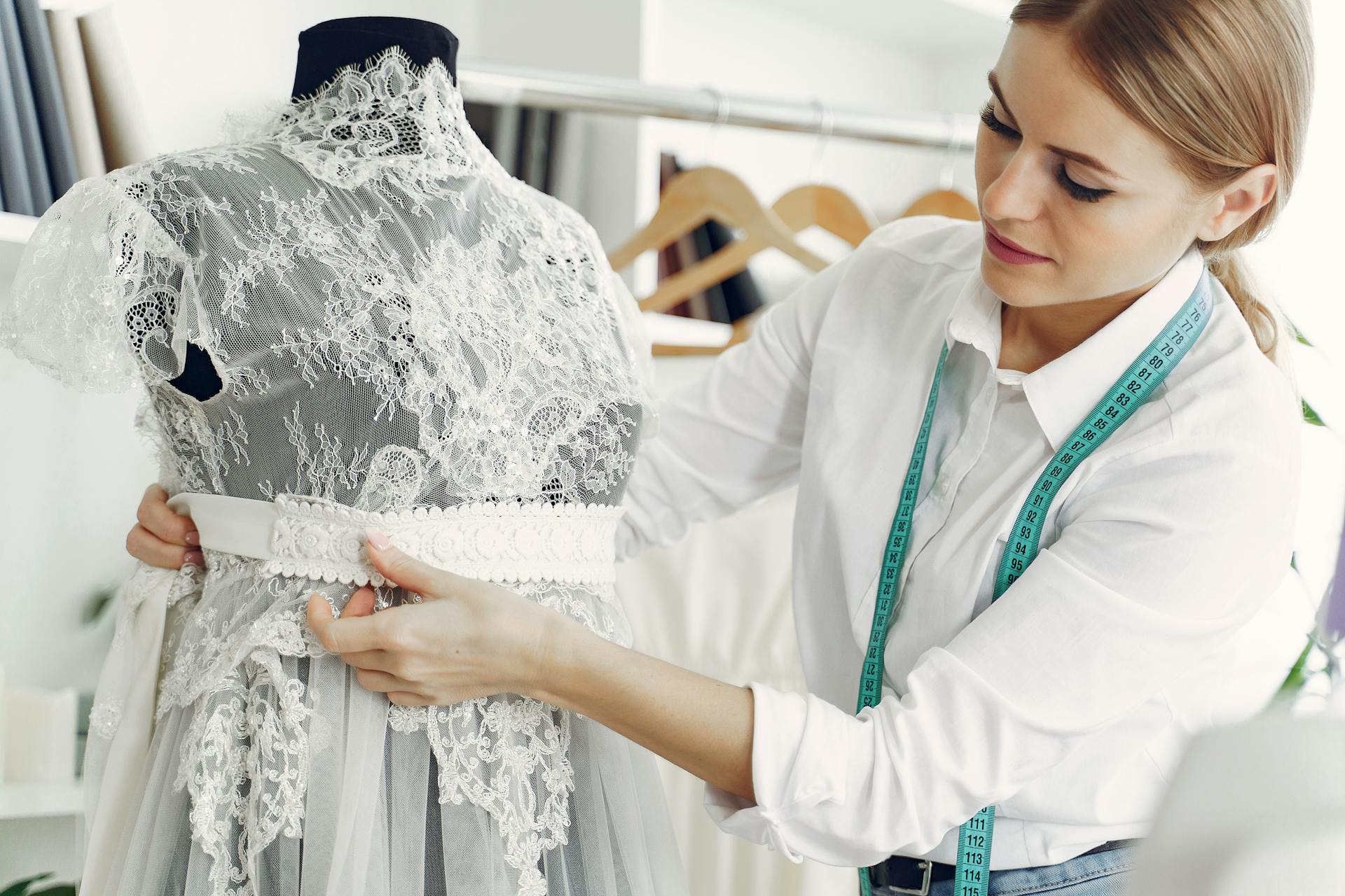 Une couturière travaillant sur une robe en dentelle | Source : Pexels