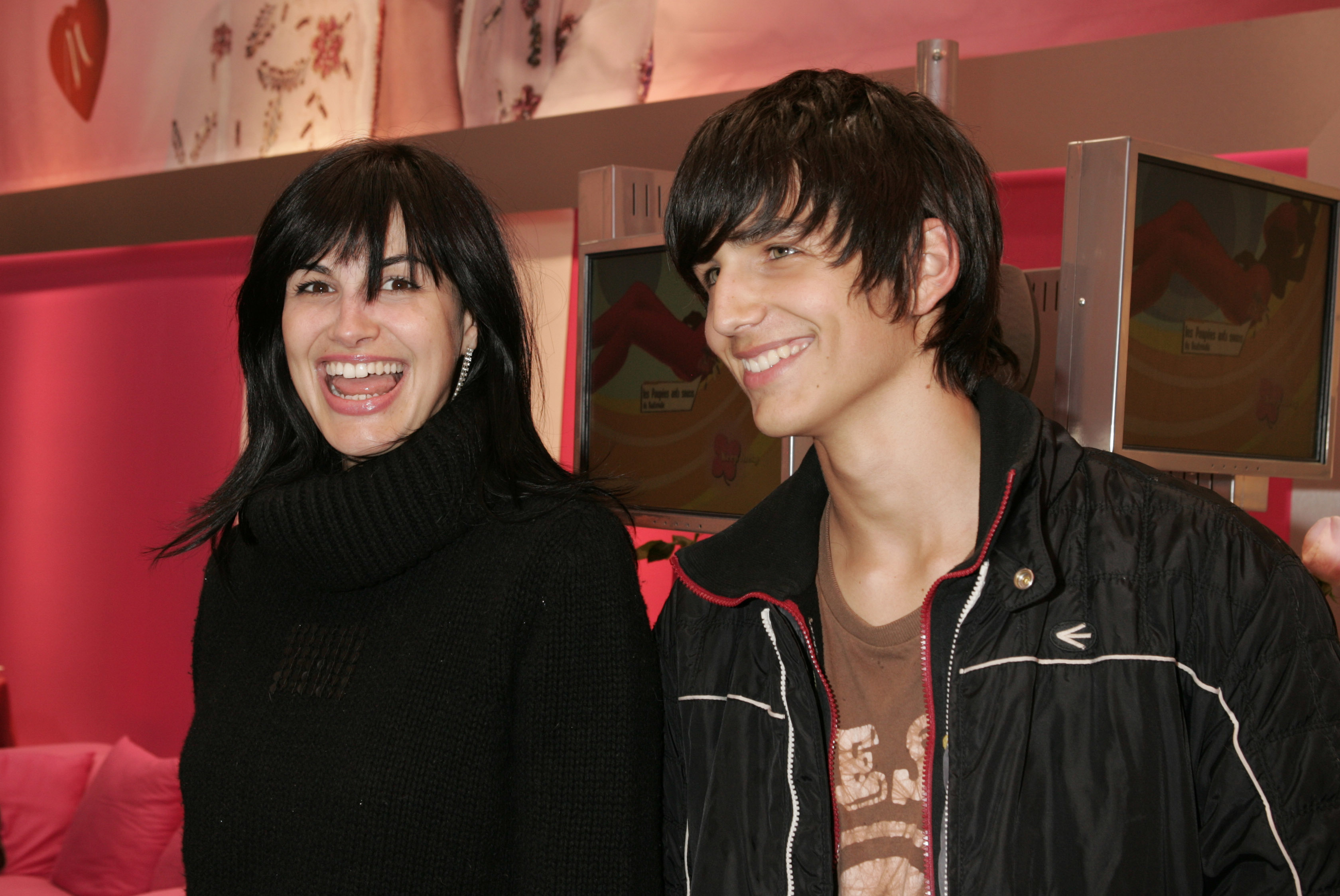 Helena Noguerra et son fils assistent à la soirée "Keep Lucky"". organisée dans la boutique Marionnaud Champs Elysées I Source : Getty Images