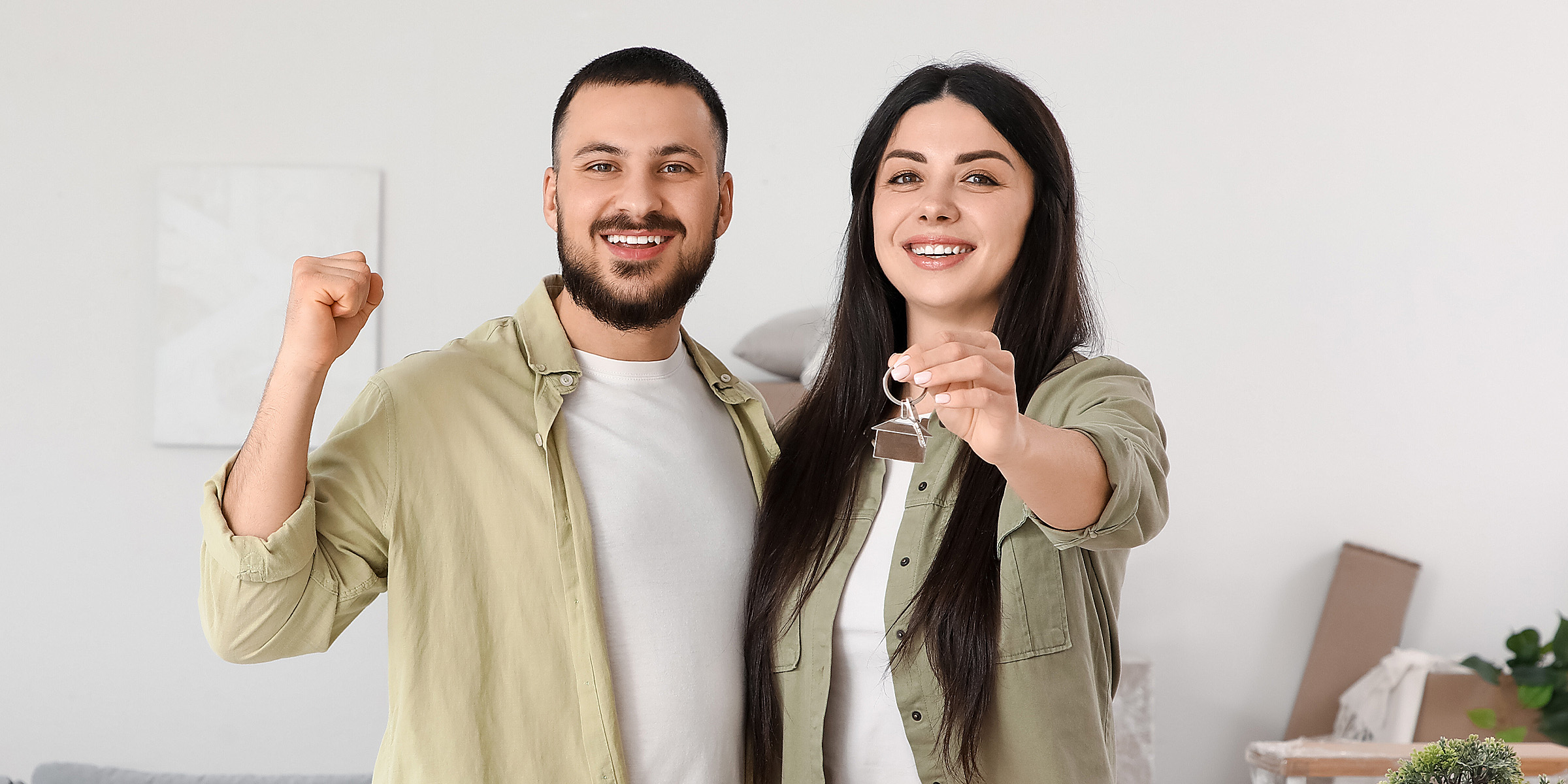 Un couple tenant les clés d'une maison | Source : Shutterstock