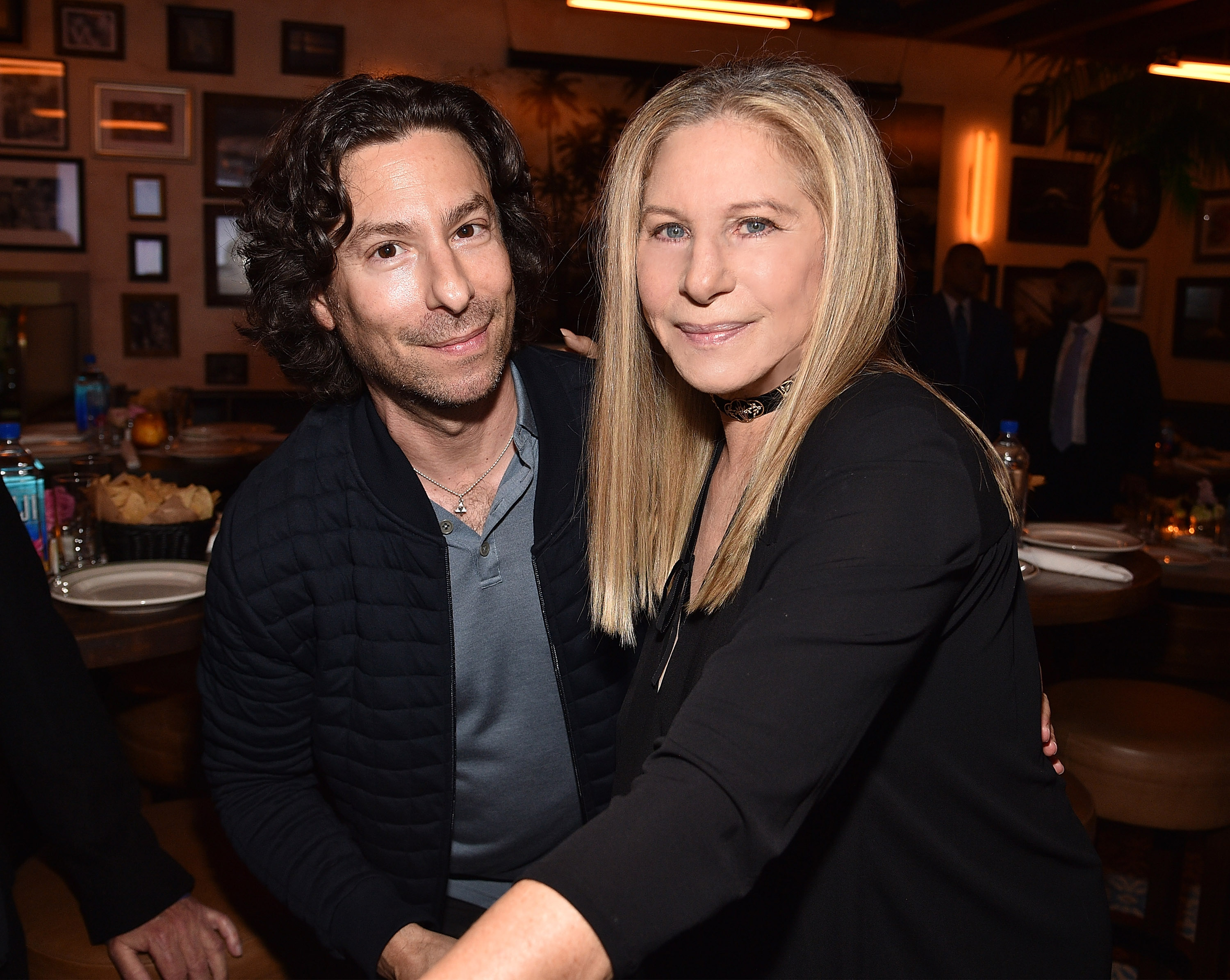 Jason Gould et Barbra Streisand au 75e anniversaire de Barbra Streisand le 24 avril 2017 à Malibu, en Californie | Source : Getty Images