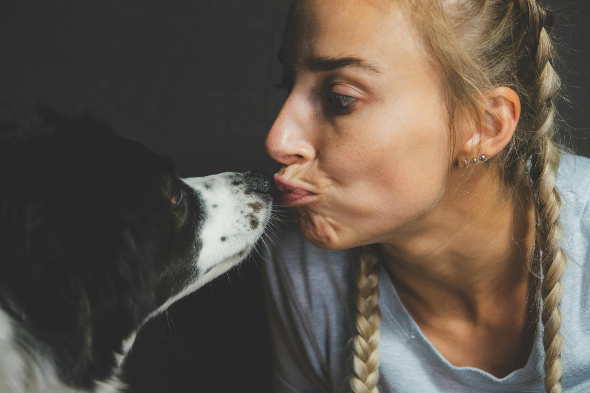 Une femme et un chien partageant un moment de tendresse | Source : Pexels