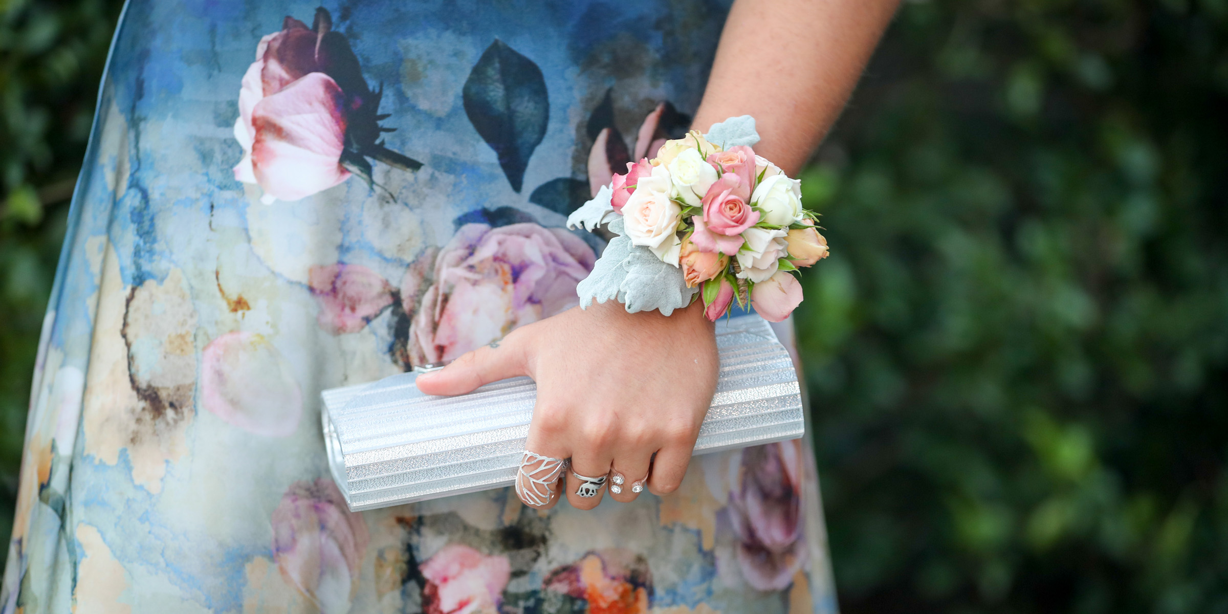 Gros plan sur la robe d'une femme | Source : Shutterstock