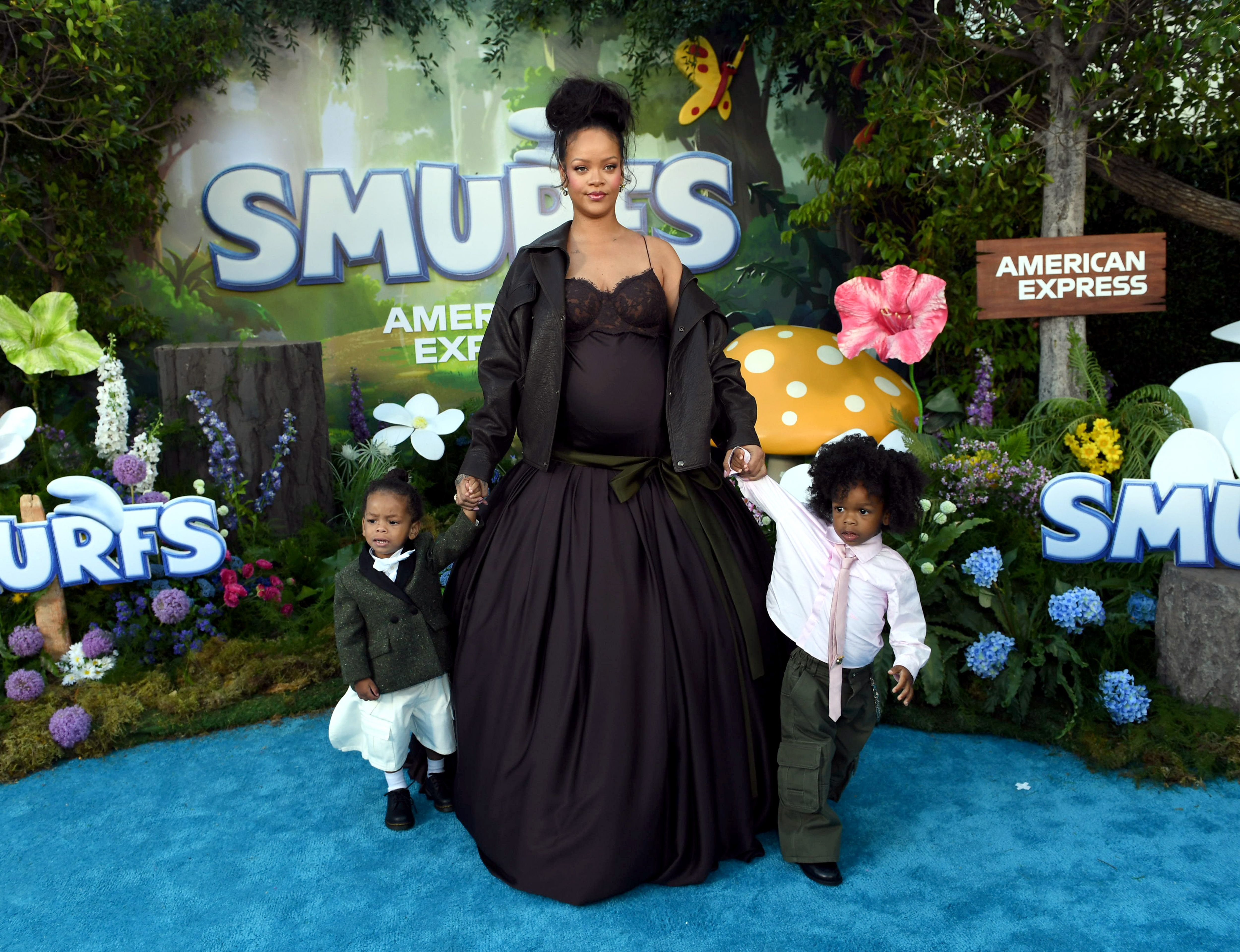 Rihanna tient la main de ses fils Riot Rose Mayers et RZA Athelston Mayers lors de la première des « Schtroumpfs » à Los Angeles aux Paramount Pictures Studios, 13 juillet 2025 | Source : Getty Images