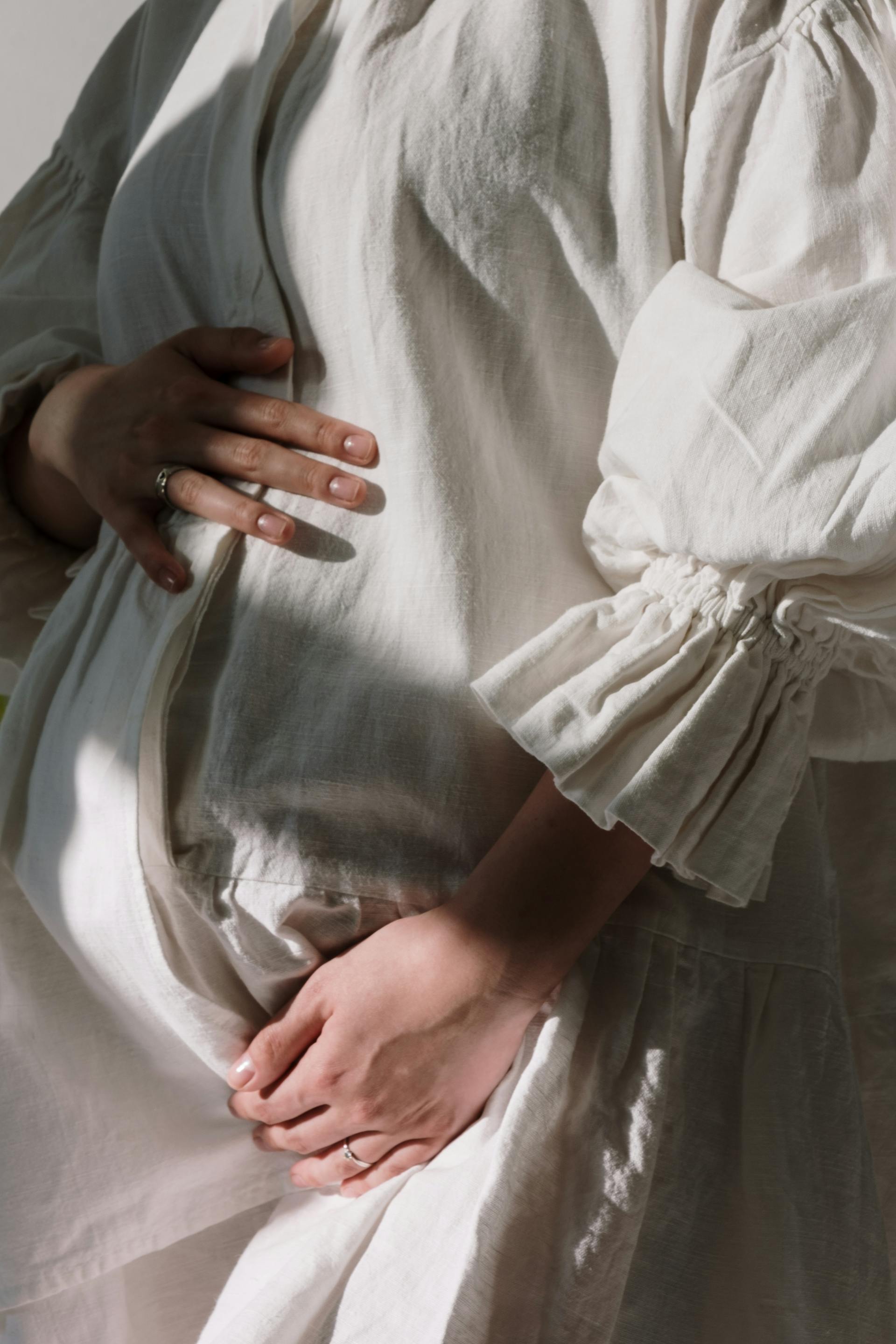 Une femme enceinte avec ses mains sur son ventre | Source : Pexels