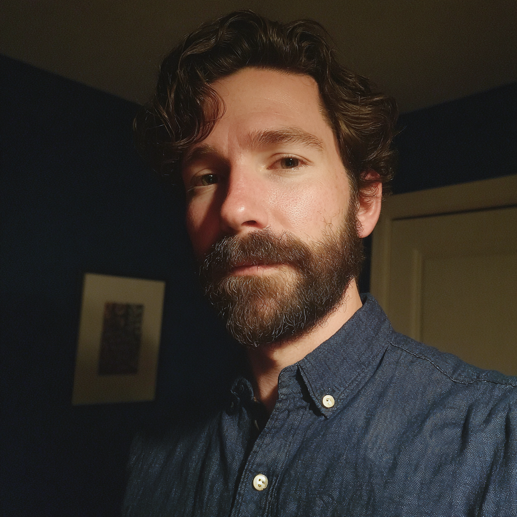 Un homme debout dans une chambre à coucher | Source : Midjourney