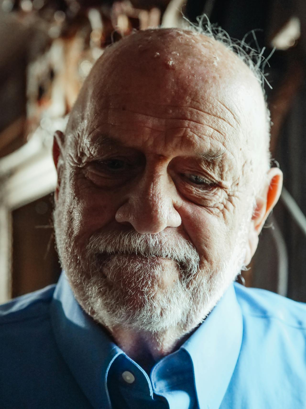 Un homme âgé pensif et souriant | Source : Pexels